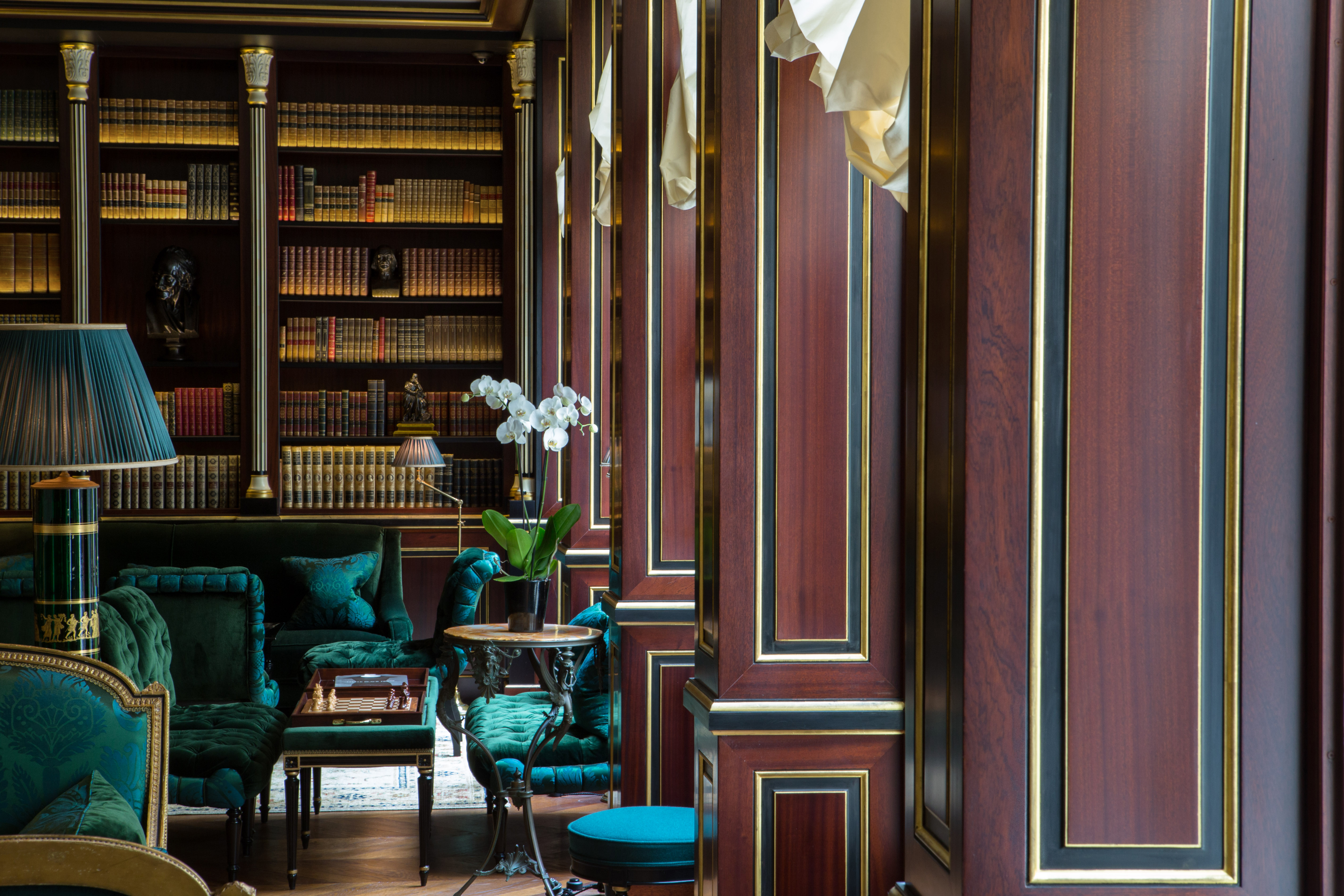 La silenciosa biblioteca es uno de los lugares preferidos de los huéspedes que buscan tranquilidad en las tardes parisinas