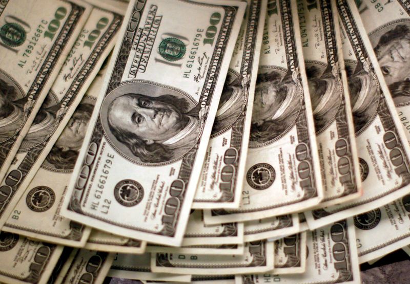 FOTO DE ARCHIVO: Un banquero cuenta cuatro mil dólares estadounidenses en un banco de Westminster, Colorado, el 3 de noviembre de 2009.  REUTERS/Rick Wilking/File Photo