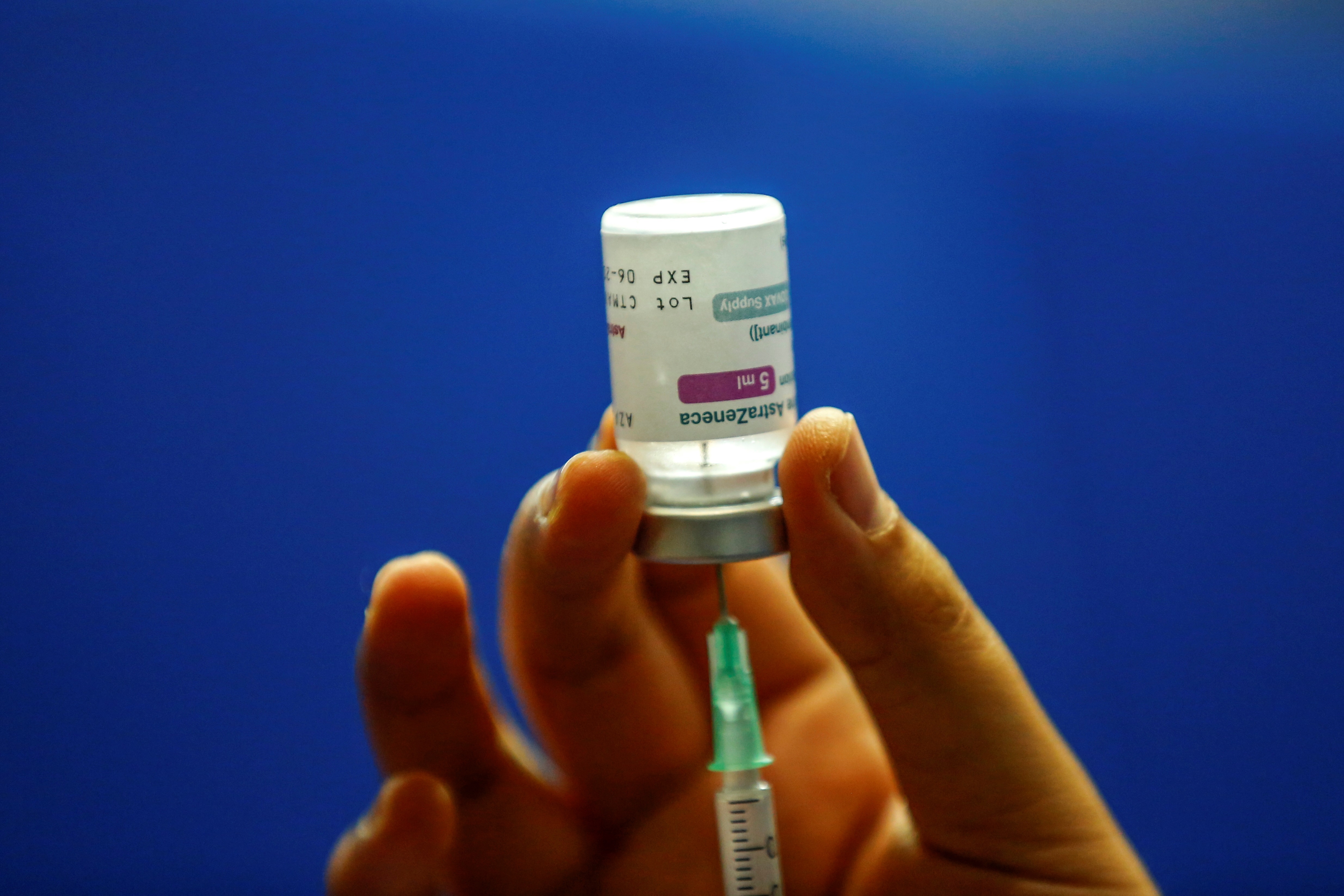 Un sanitario prepara una dosis de la vacuna contra la covid-10 de AstraZeneca. EFE/EPA/AHMAD YUSNI
