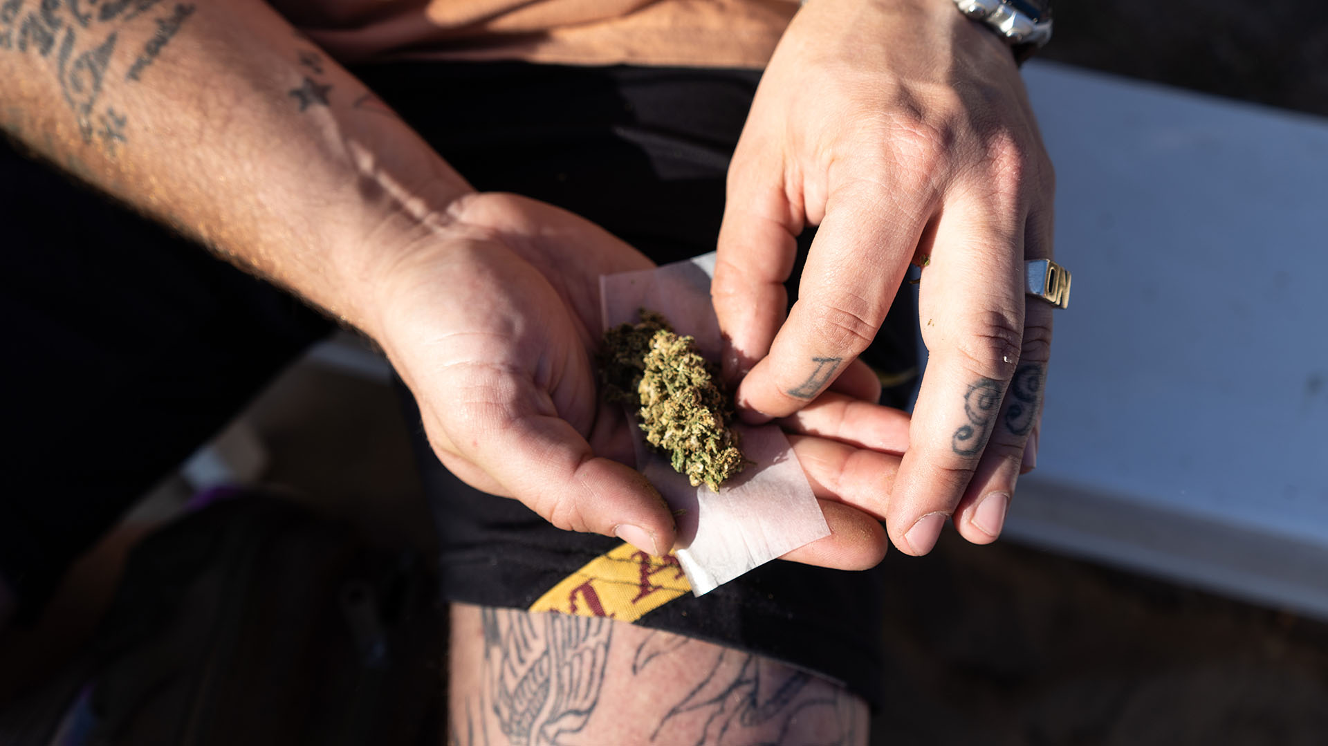 Un usuario sostiene entre sus manos una flor de marihuana