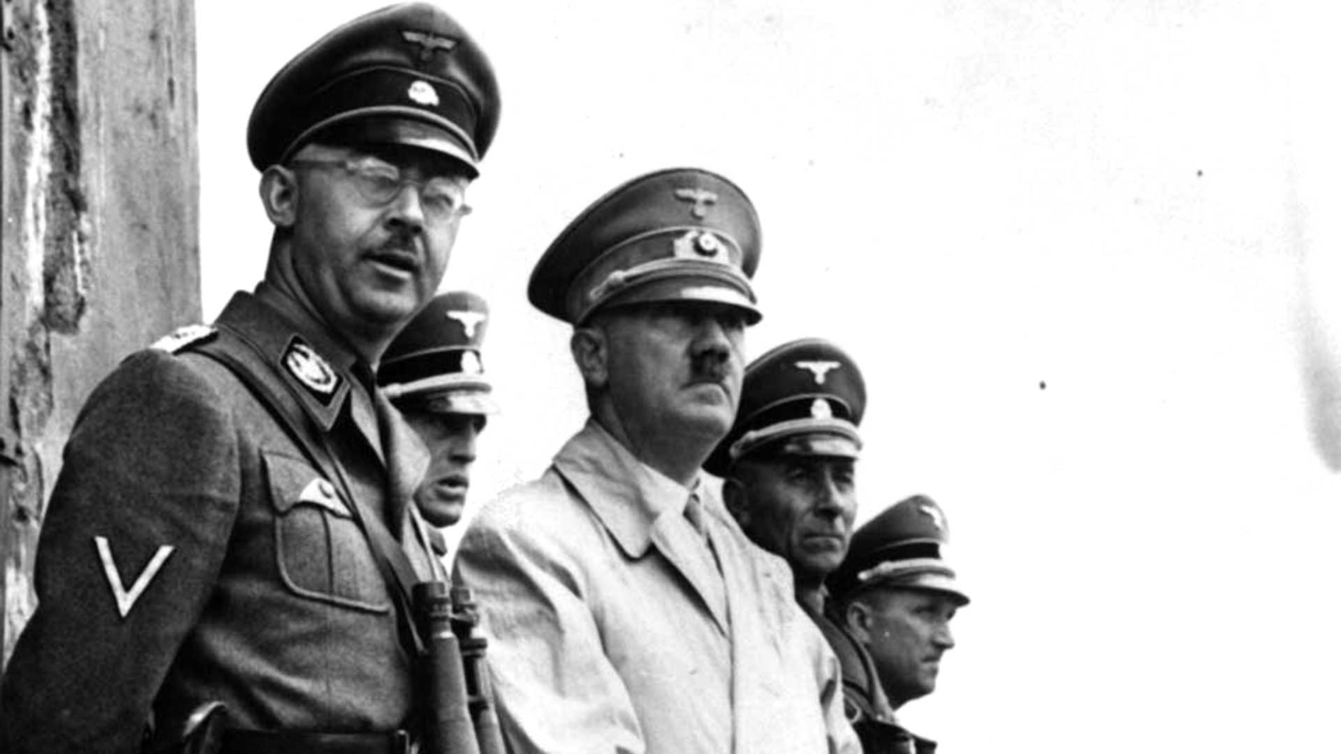 Heinrich Himmler, comandante de las Schutzstaffel (SS), junto el dictador Adolf Hitler