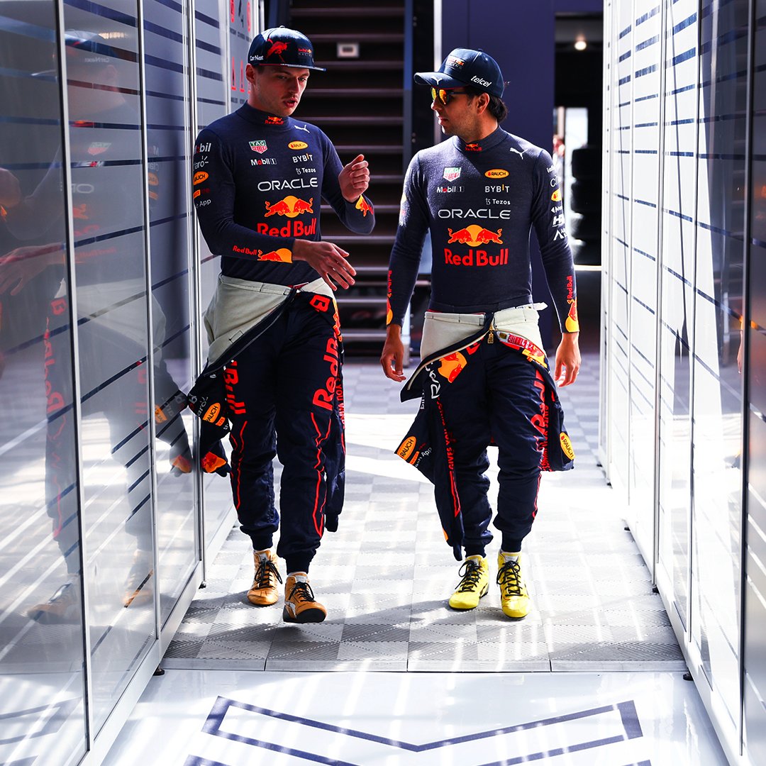 Sergio Pérez y Max Verstappen durante actividades del Gran Premio de España 2022 de la F1 . Foto: @redbullracing