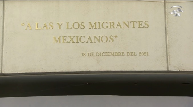 Durante el homenaje se develaron letras doradas en honor a los migrantes mexicanos.