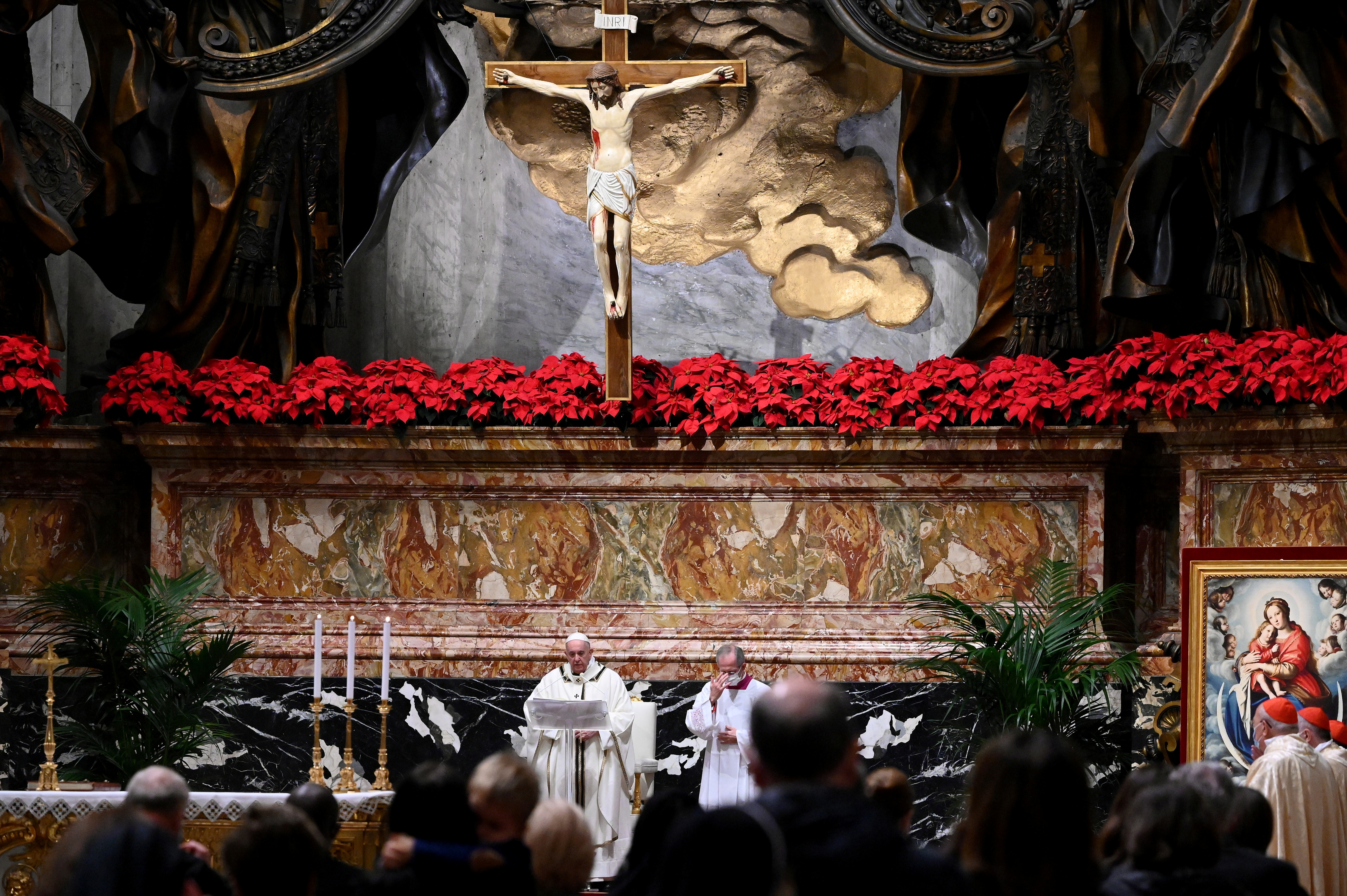 El papa Francisco encabezó la Misa del Gallo para un puñado de fieles en la  Basílica de San Pedro - Infobae