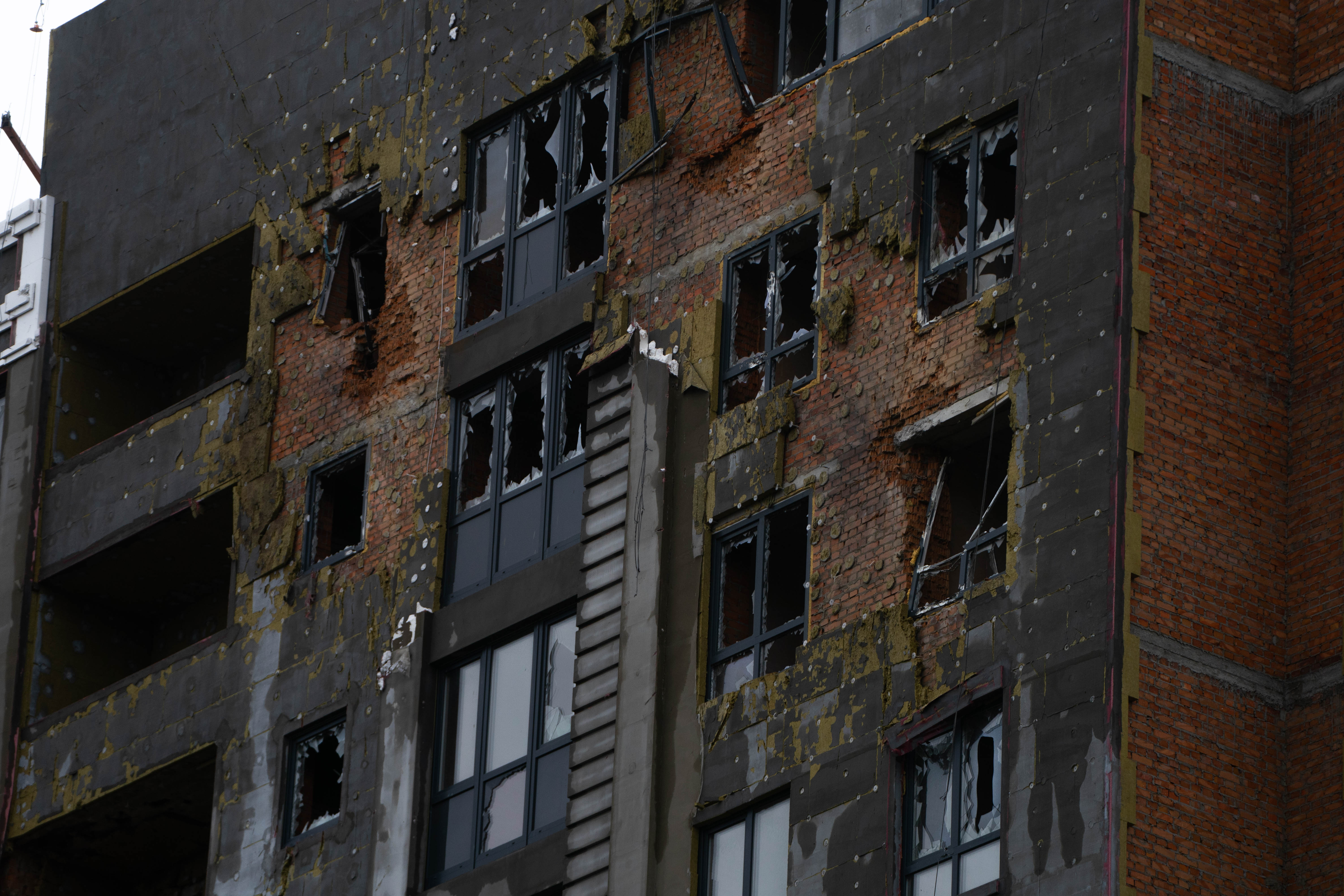 Vidrios rotos y edificios completamente destrozados, una constante en las calles de Irpin.