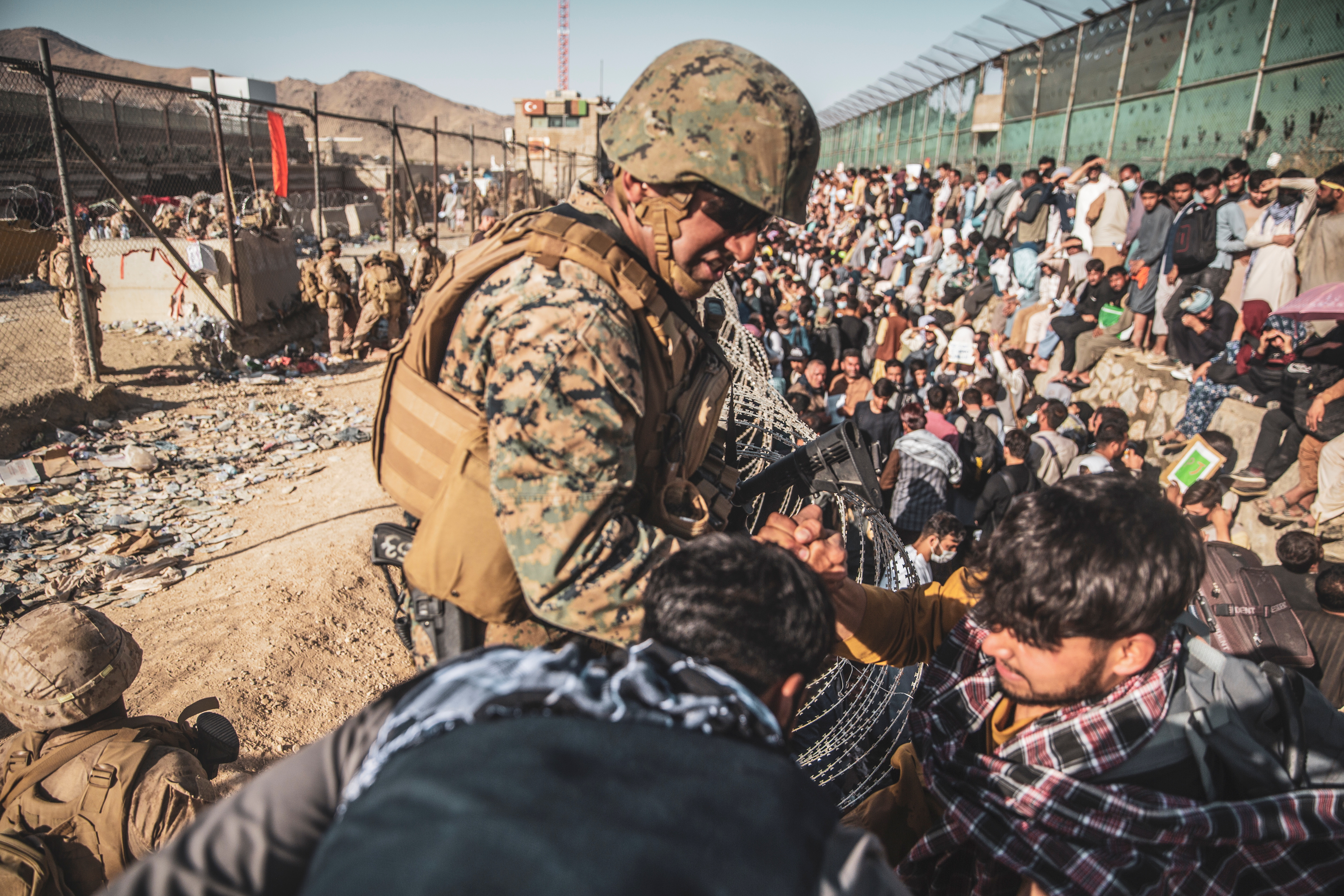 Un marine estadounidense asiste en un punto de control de evacuación (ECC) durante una evacuación en el aeropuerto internacional Hamid Karzai, Kabul, Afganistán, 26 de agosto de 2021 (Reuters)