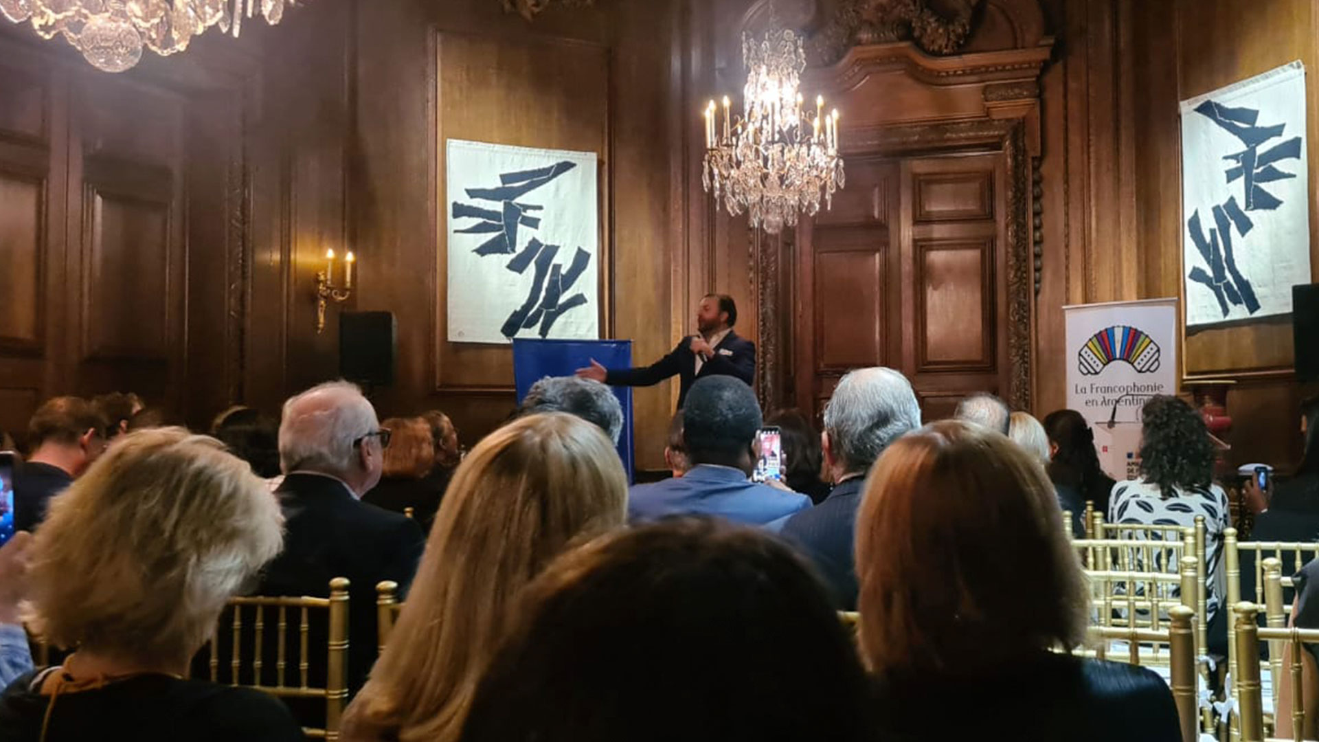 El idioma francés, oficial en 29 países, celebró su día en la Embajada de Francia con un recital