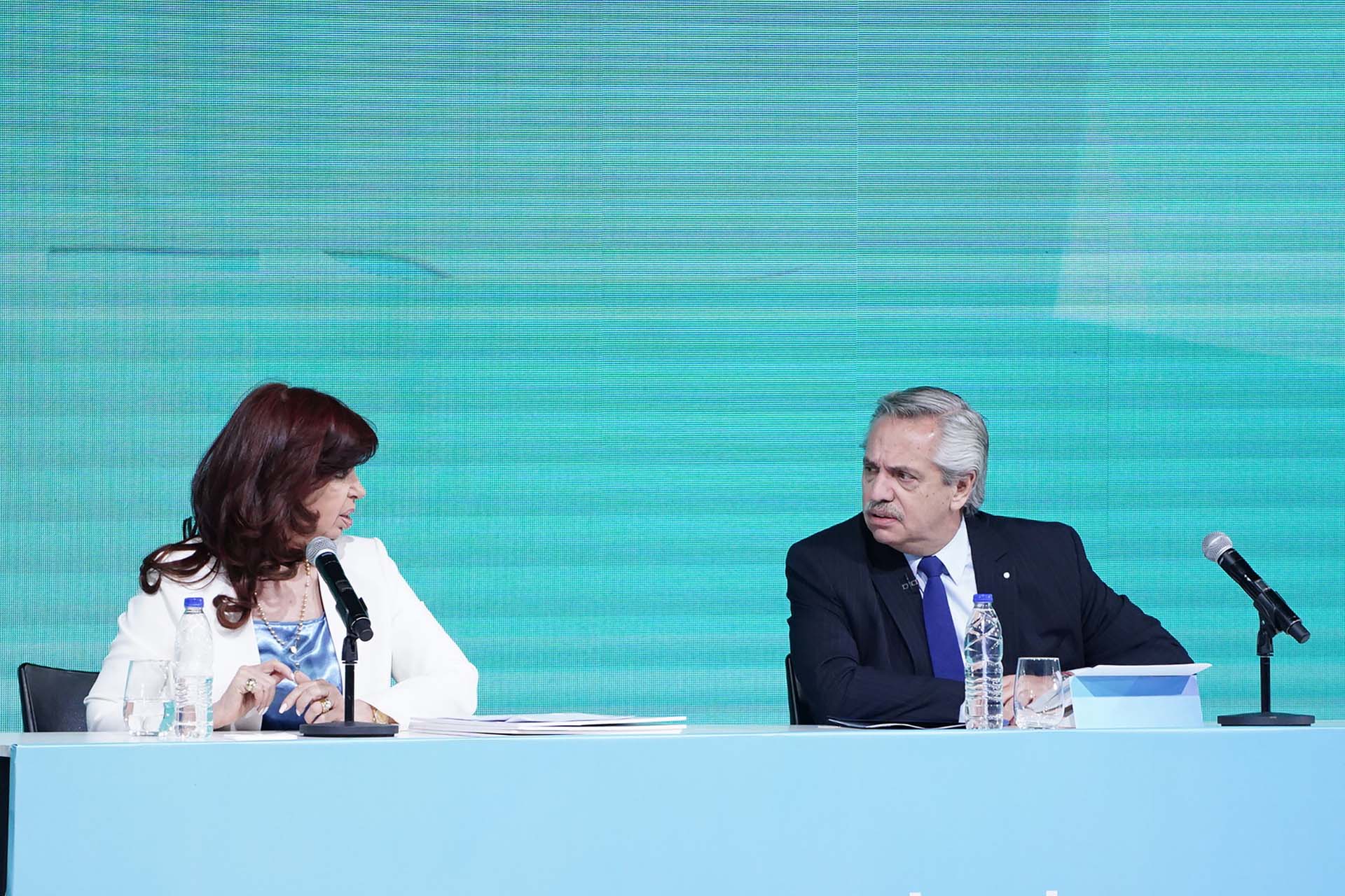 Cristina Kirchner le arrebató a Alberto Fernández dos piezas clave en el tablero de poder