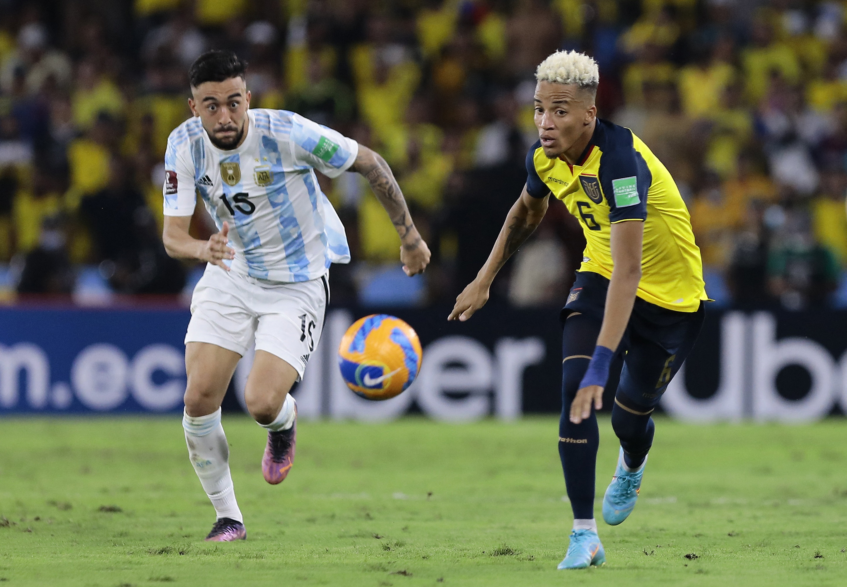 Castillo en acción durante el cierre de las Eliminatorias ante Argentina en Guayaquil (REUTERS/Franklin Jacome)