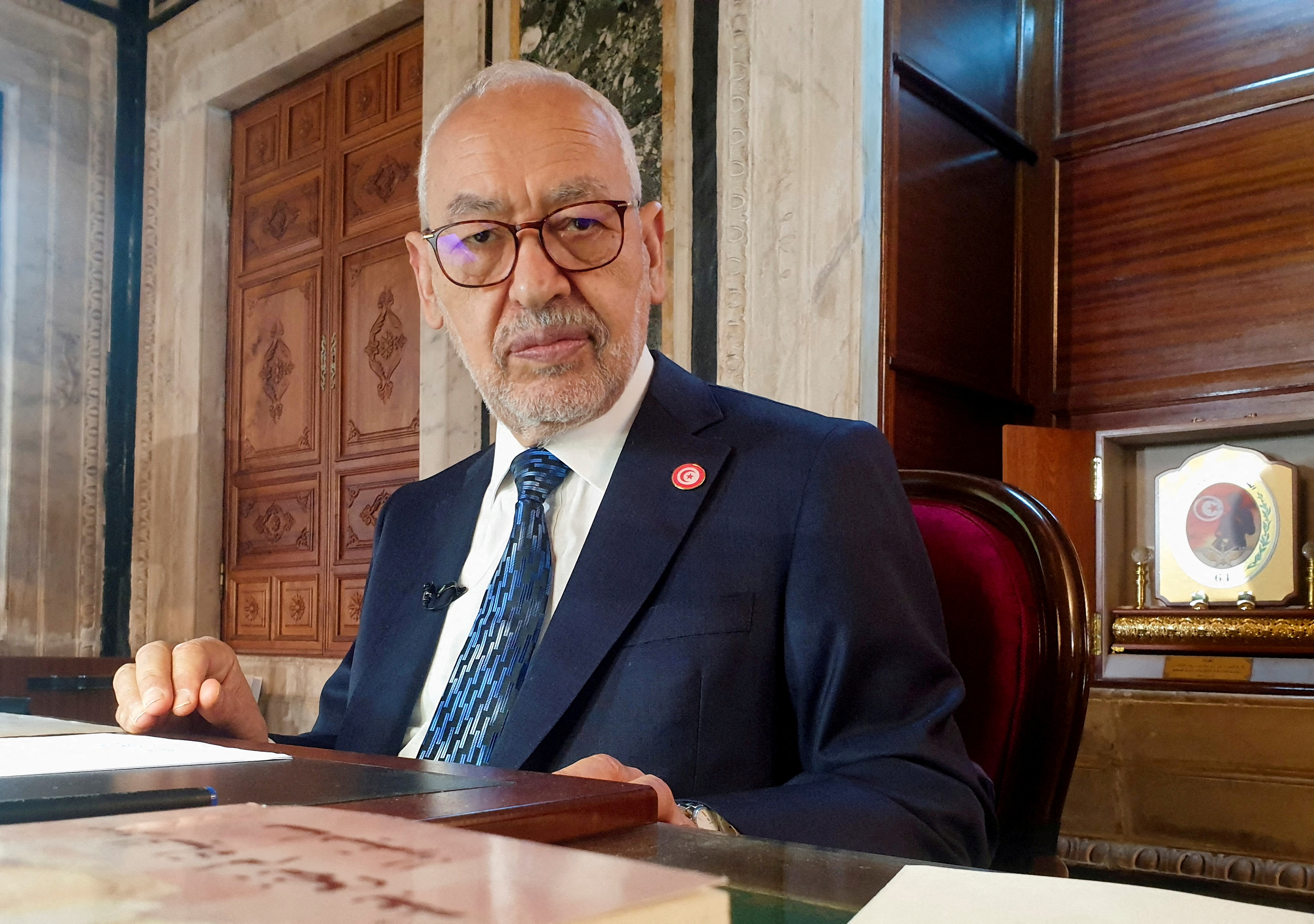 Rached Ghannouchi, presidente del Parlamento y leader del partido islamista Ennahda enfrentando a Said. (REUTERS/Jihed Abidellaoui/archivo)