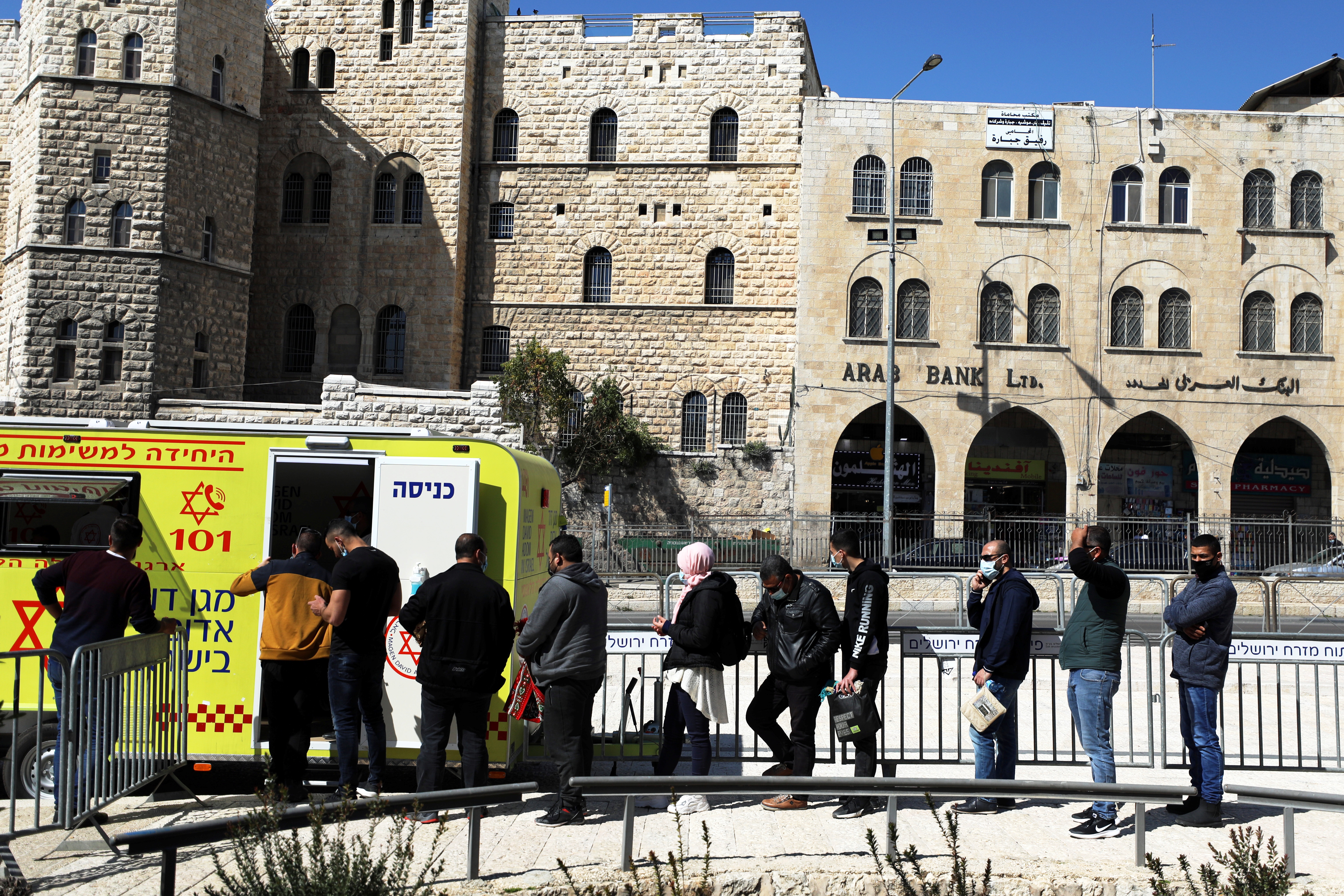 La gente hace cola para vacunarse contra la enfermedad del coronavirus (COVID-19) en un vehículo de vacunación móvil, en Jerusalén 