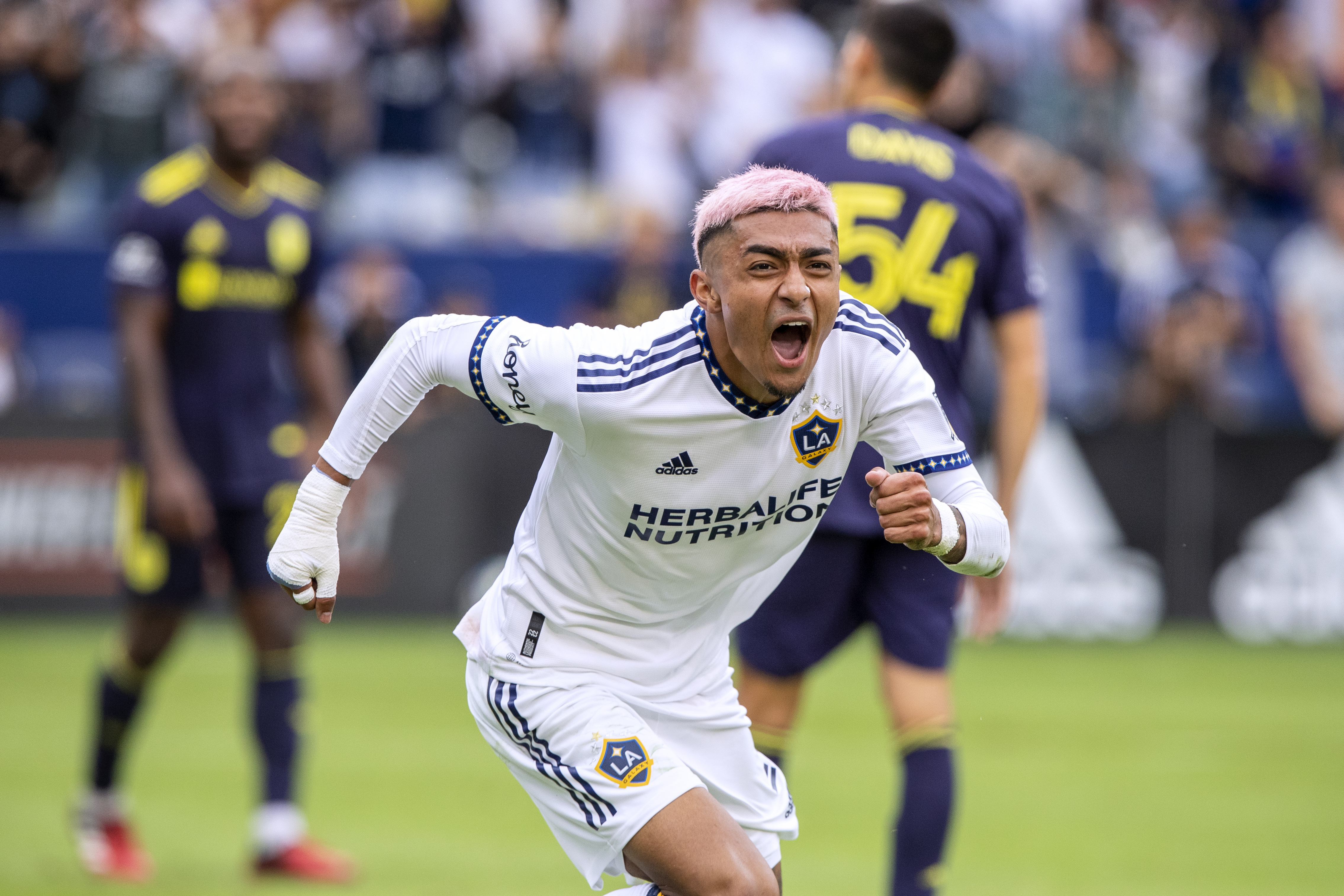 ARCHIVO - Foto del 15 de octubre del 2022, el defensa del LA Galaxy Julián Araujo reacciona tras anotar frente a Nashville SC en la MLS. El viernes 17 de febrero del 2023, el Galaxy envía a Araujo al Barcelona. (AP Foto/Alex Gallardo, Archivo)
