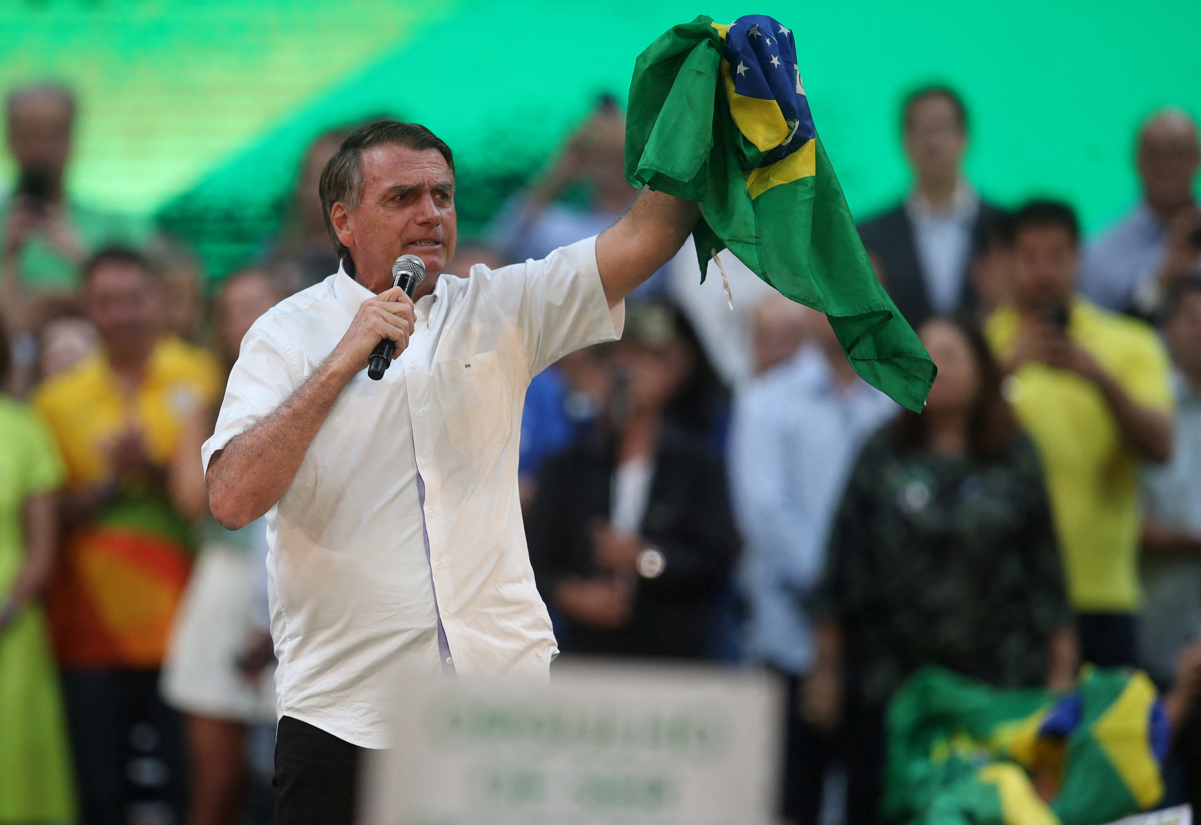 Bolsonaro agita una bandera de Brasil durante el acto de este domingo (REUTERS/Ricardo Moraes)