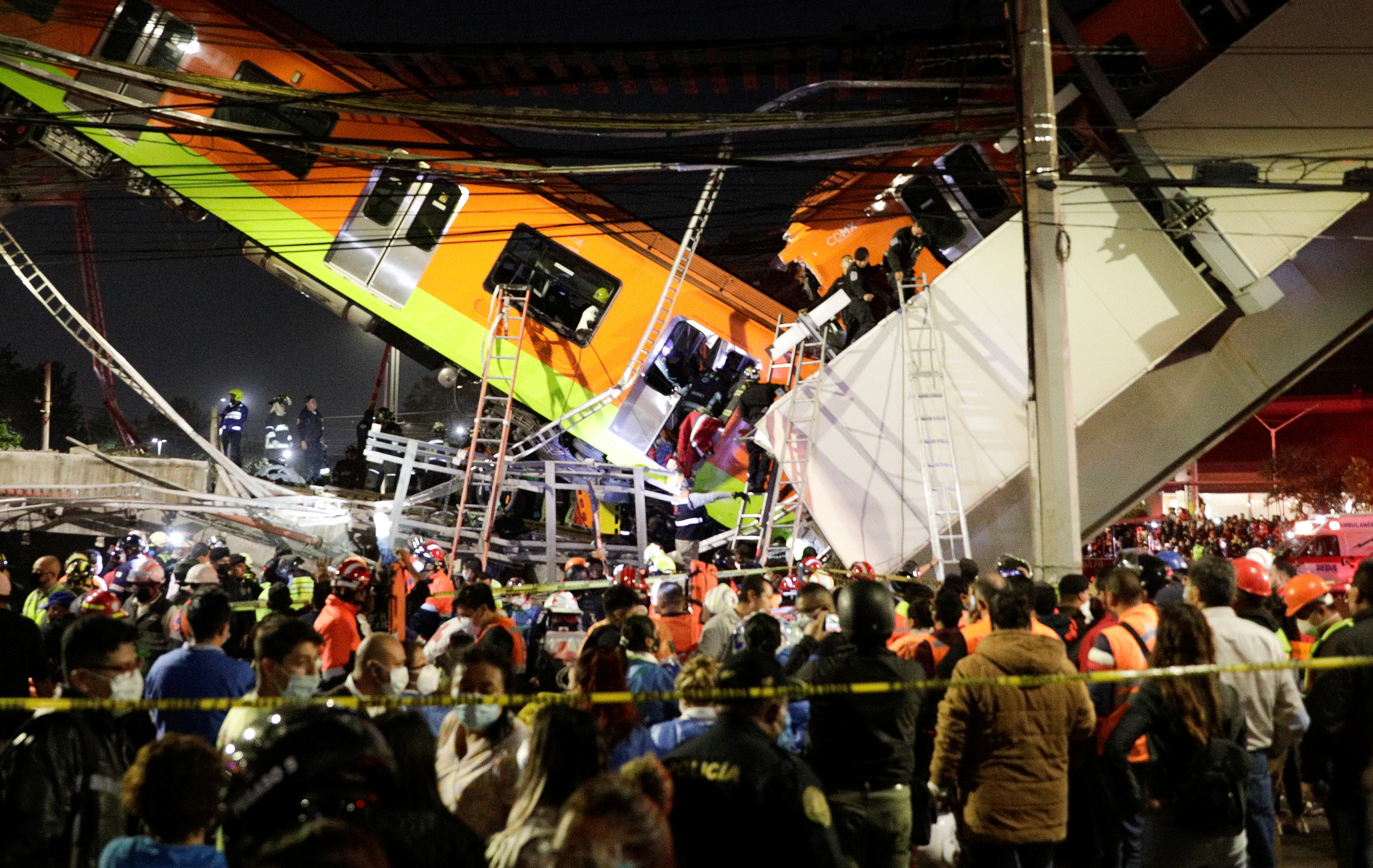 Los rescatistas trabajan en el sitio donde un paso elevado de un metro colapsó, parcialmente, cuando pasaba un tren en la estación de Olivos, en la Ciudad de México, el 3 de mayo de 2021. Fotografía tomada el 3 de mayo de 2021 (Reuters/ Luis Cortes) 