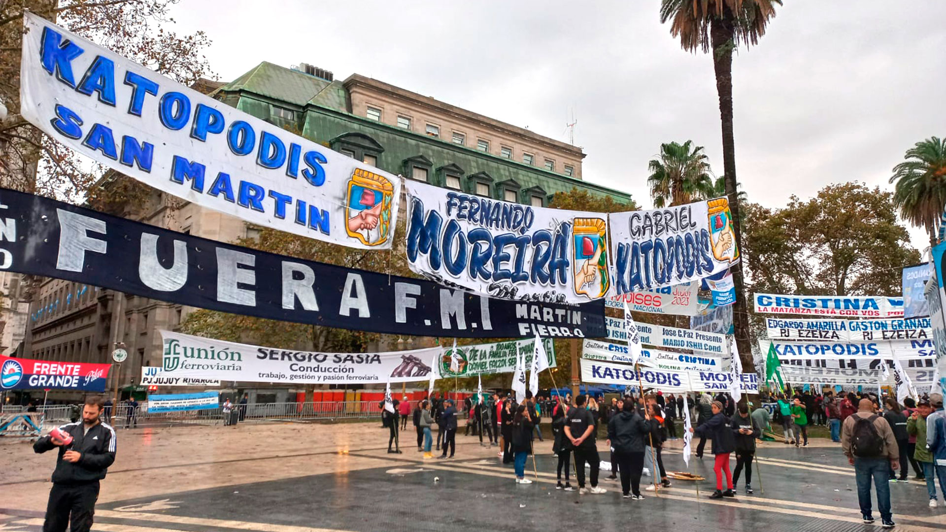 Hay banderas colgadas con nombres de dirigentes como Agustín Rossi y Gabriel Katopodis, además de las agrupaciones que acompañan la marcha