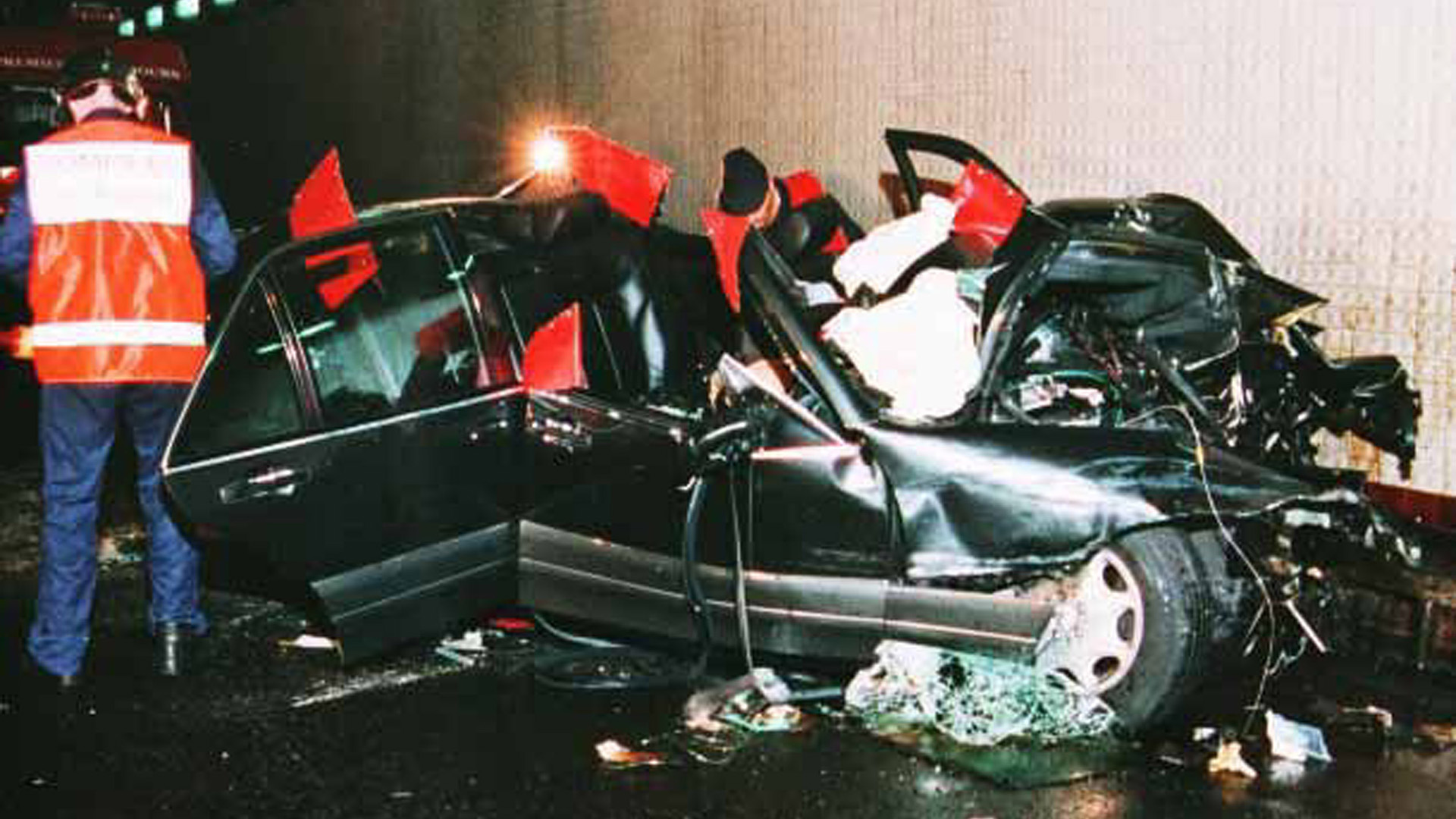 El Mercedes Benz, en el que viajaban Dodi Al Fayed y la Princesa Diana, destrozado tras impactar contra una de las columnas del túnel parisino. destrozado. Henri Paul, el chofer, tenía el triple del alcohol permitido en Francia (The Grosby Group)