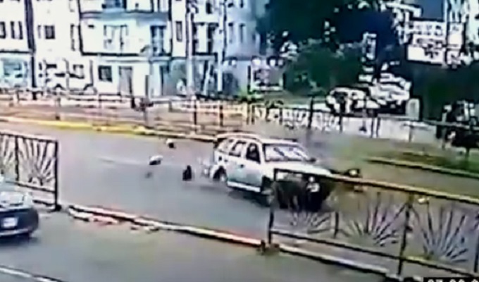 Magdalena: mujer en moto choca con auto, sale volando varios metros por el aire y sobrevive