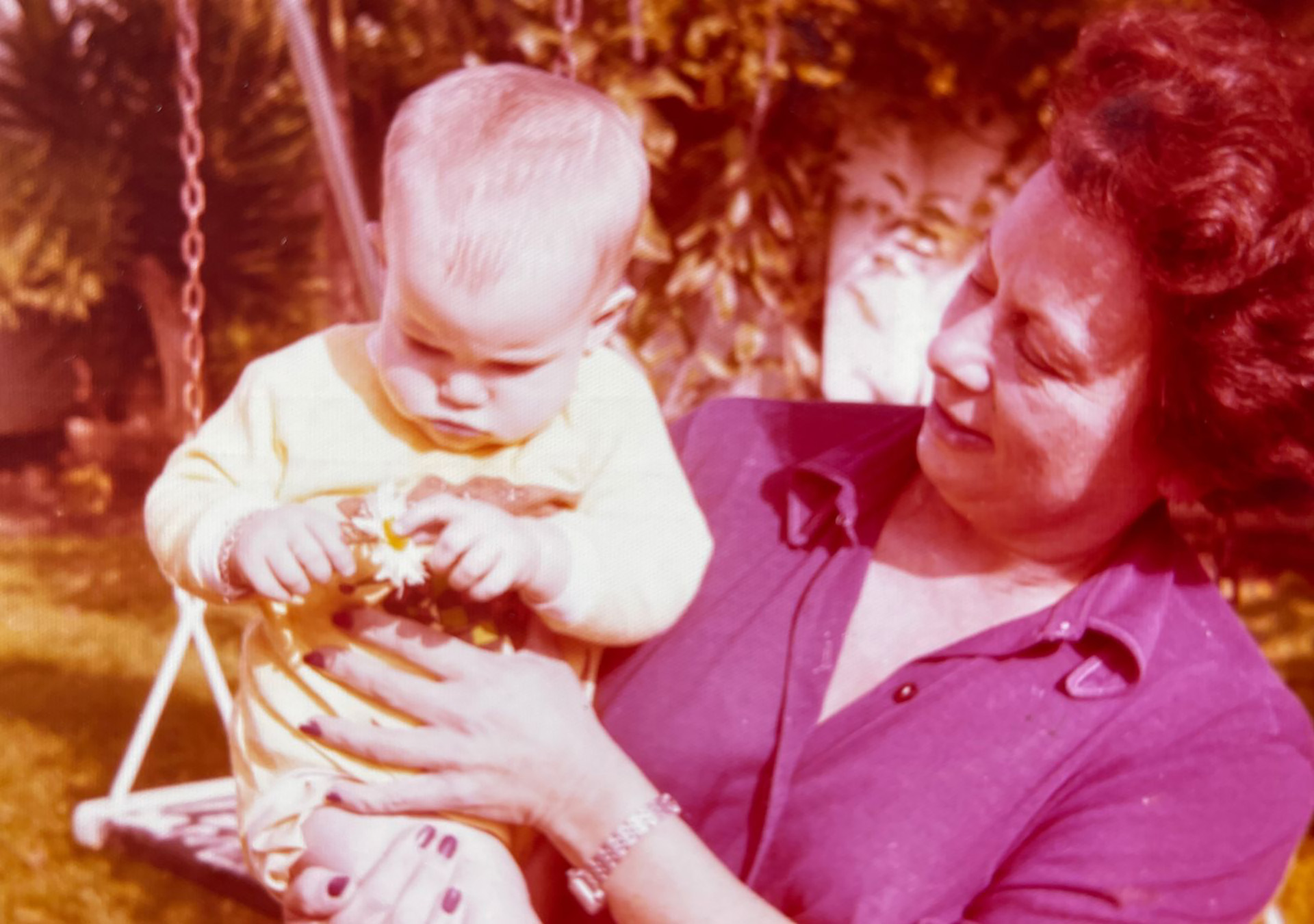 Guillermina Valdés en brazos de Tela, su abuela materna. Necochea, 1978