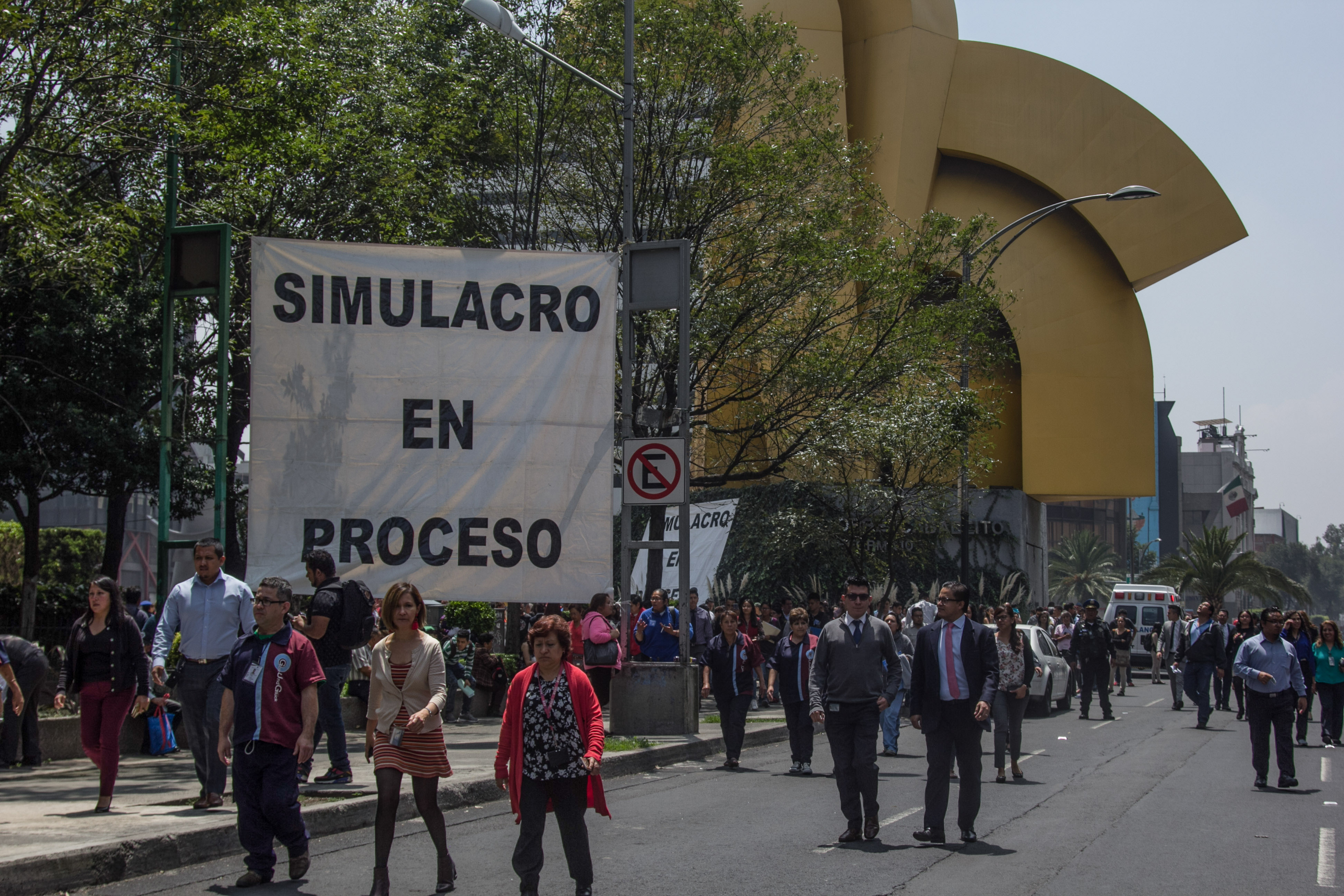 Cientos de personas sobre Paseo de la Reforma al cruce con Bucareli participaron en el macrosimulacro (Foto: Archivo)