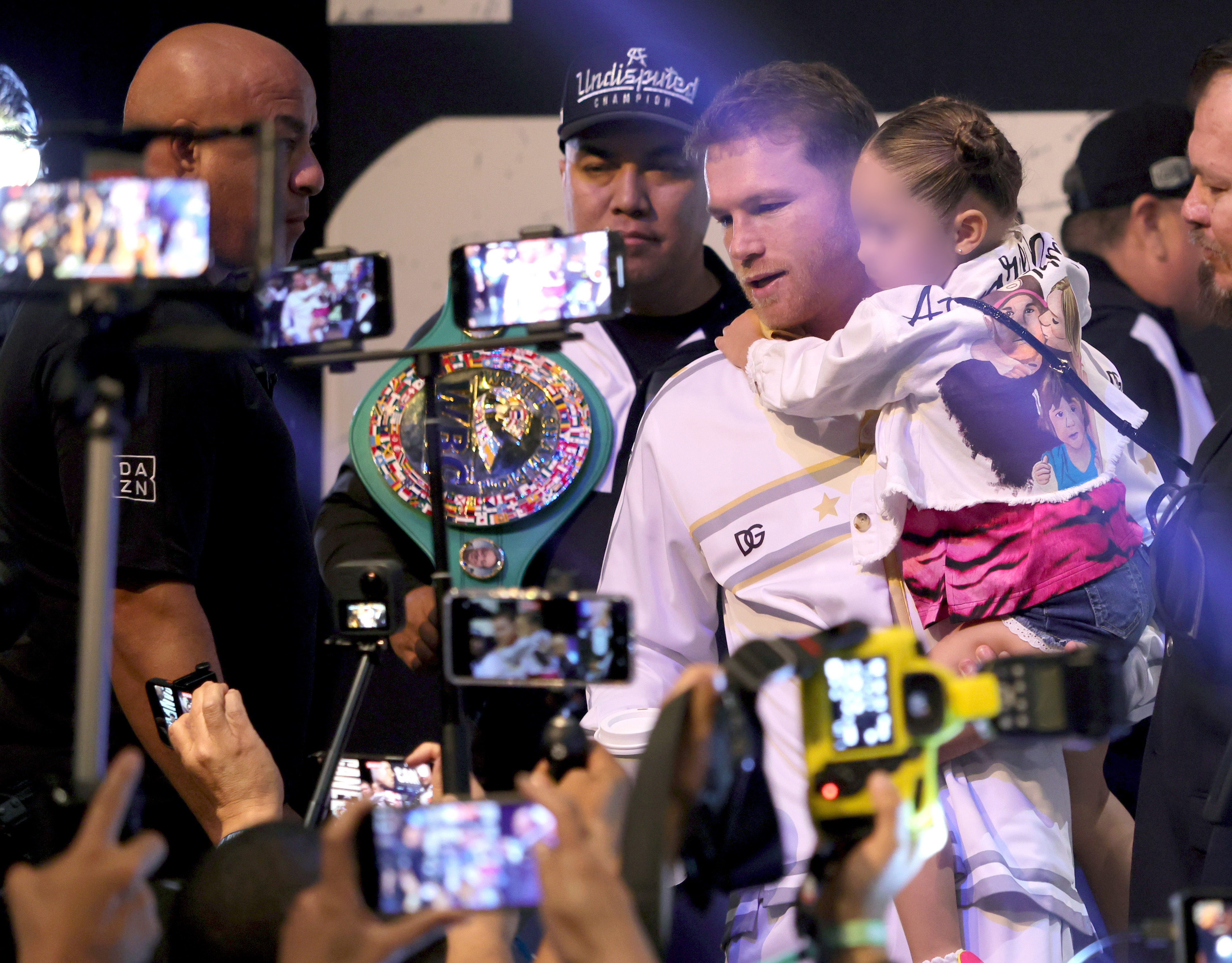 María Fernanda ha acompañado a su padre en una gran cantidad de actos previos a sus peleas (Foto: Getty Images)
