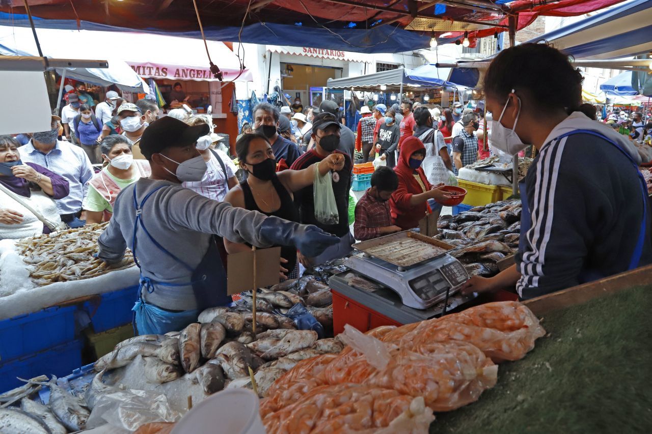 En el caso de los pescados, el mayor aumento en forma interanual lo registró el filet de merluza con un 66%, ya que el kilo hoy cuesta $899 y el año pasado costaba $540, detectó Focus Market (Cuartoscuro.com)