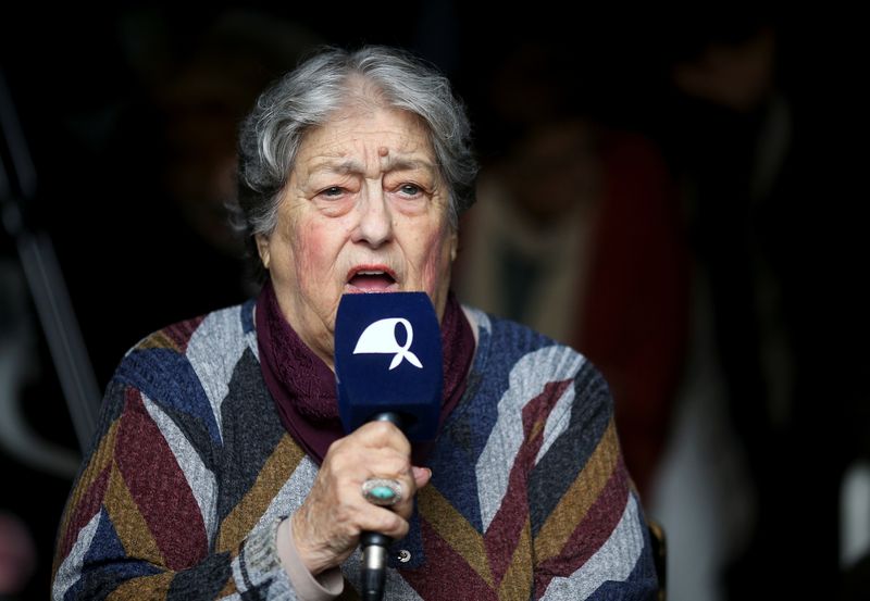 FOTO DE ARCHIVO: Hebe de Bonafini, miembro de la organización de derechos humanos Madres de Plaza de Mayo, habla durante una conferencia de prensa en  Buenos Aires, Argentina April 15, 2019. REUTERS/Agustin Marcarian
