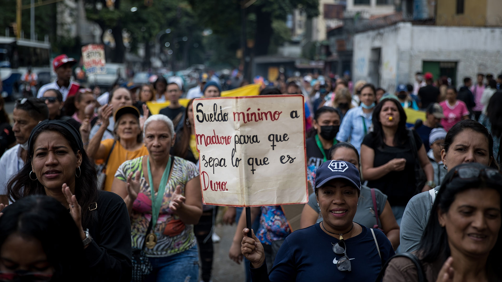 Personas se manifiestan durante una protesta en la que exigen mejoras salariales en Caracas (EFE/Miguel Gutiérrez/Archivo)