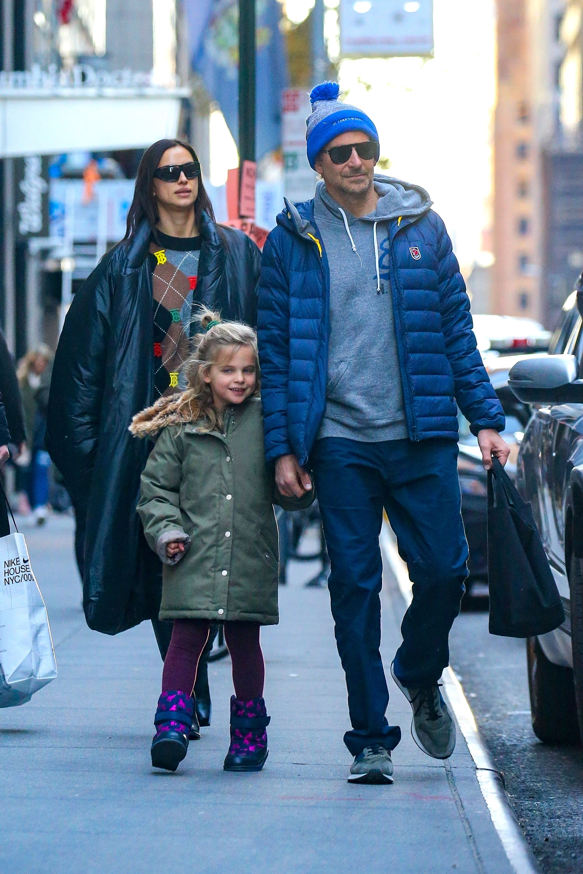 Bradley Cooper, elegante en tonos azules, en una salida familiar con Irina Shayk y su hija Lea en momentos en que visitaron el árbol de Navidad del Rockefeller Center en la ciudad de Nueva York