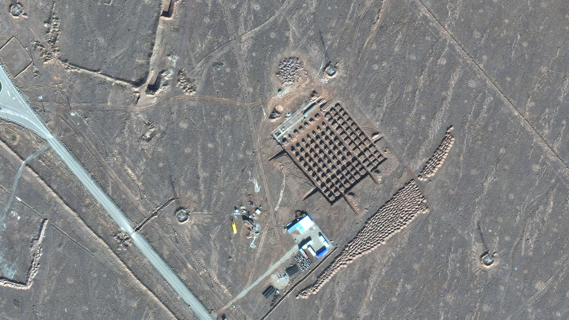 Esta foto satelital del 11 de diciembre de 2020 de Maxar Technologies muestra la construcción en la instalación nuclear de Fordo en Irán.
Irán ha comenzado la construcción de un sitio en su instalación nuclear subterránea en Fordo en medio de las tensiones con Estados Unidos por su programa atómico. (Maxar Technologies via AP)