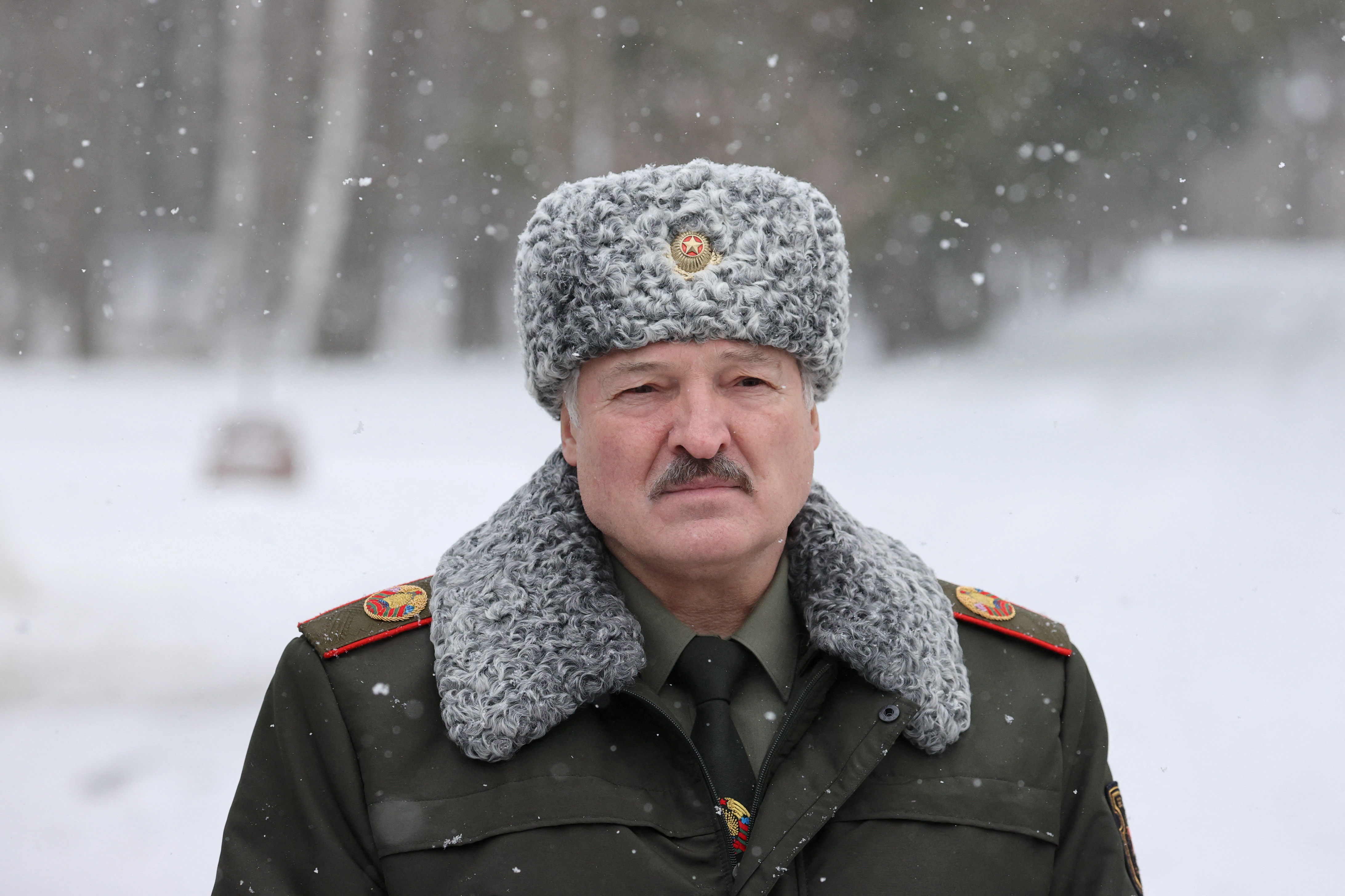 Alexandr Lukashenko, vestido con uniforme militar (Maxim Guchek/BelTA/Handout via REUTERS)