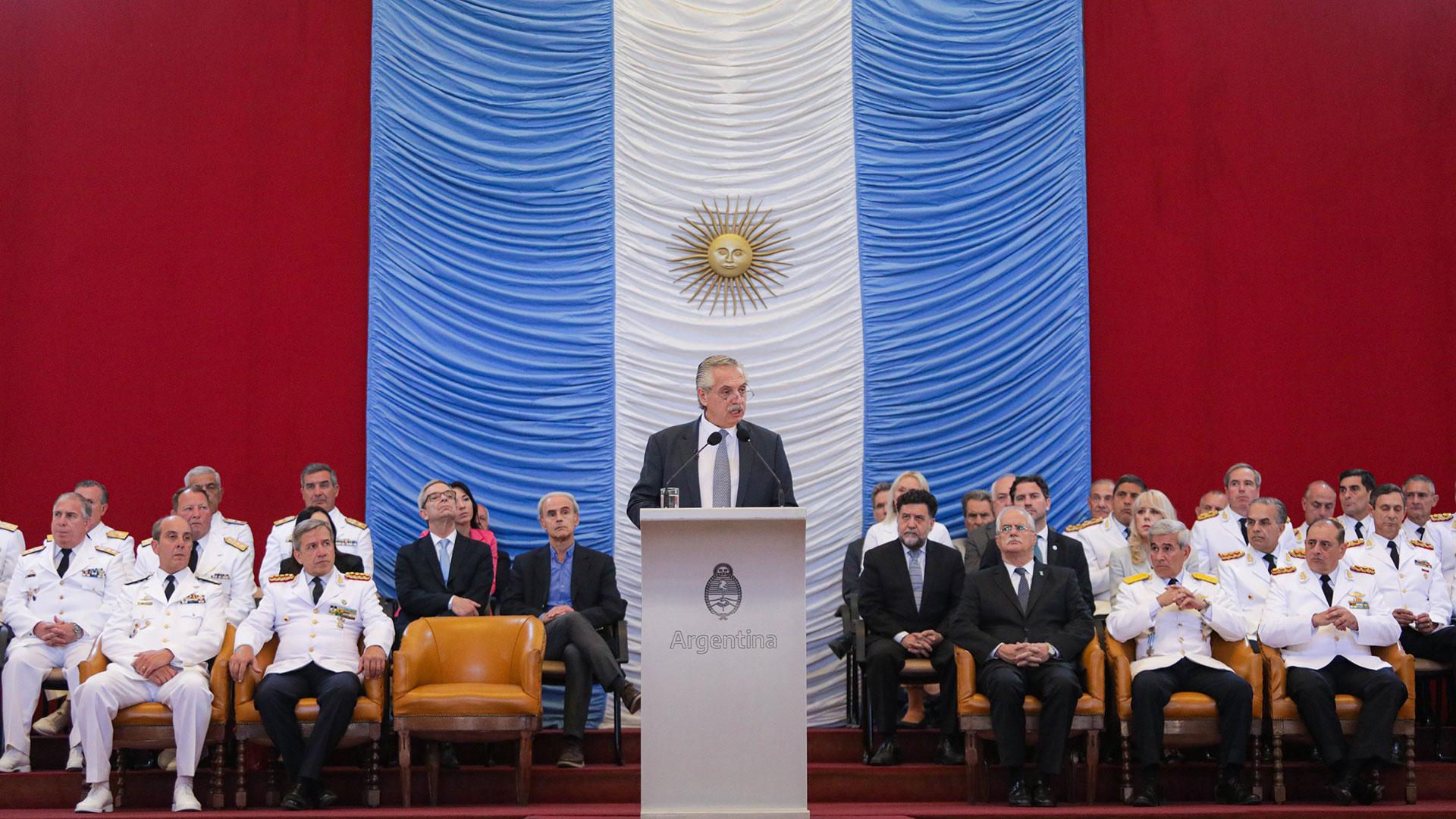 Alberto Fernández, en la ceremonia de egreso conjunto de oficiales de las FFAA
