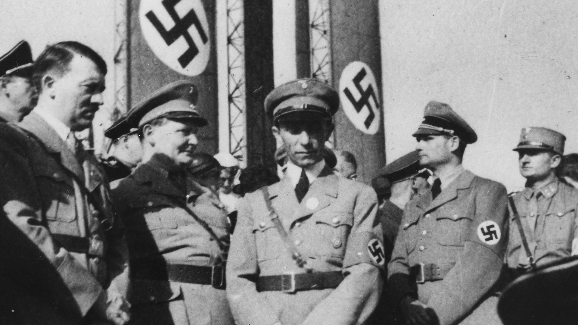La jerarquía nazi: Hitler, Goering, Goebbels (en el centro) y Hess. 
(National Archives and Records Administration/Wikimedia Commons)