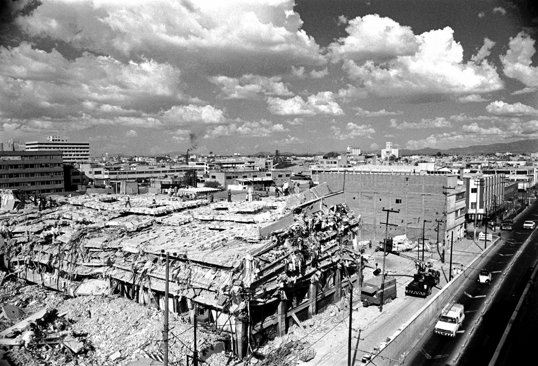 El 19 de septiembre de 1985, un minuto y medio bastó para que los capitalinos descubrieran las condiciones en que se encontraban las construcciones, con el terremoto, en este sector se perdió gran parte de la cultura habitacional y social de los capitalinos al desaparecer centros de reunión, atención hospitalaria y edificios tradicionales. FOTO: PEDRO VALTIERRA/CUARTOSCURO.COM