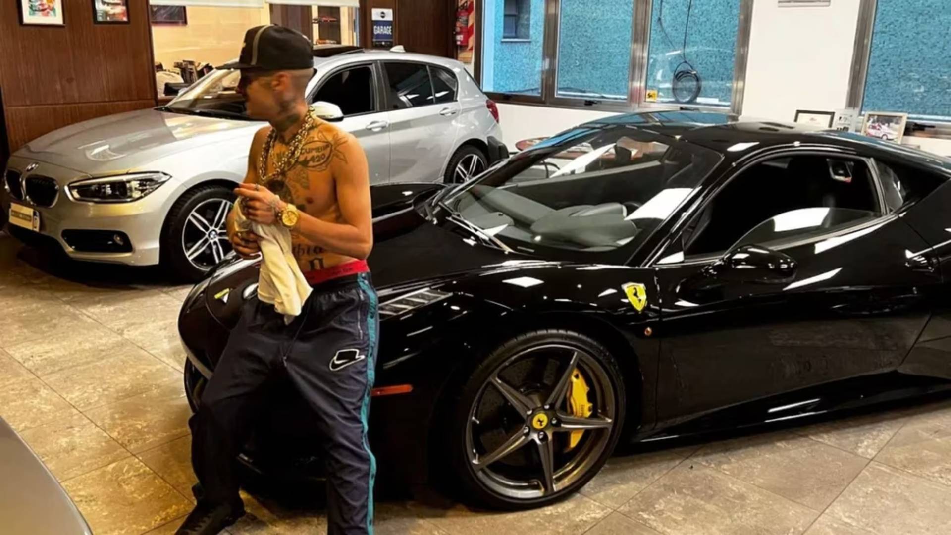 L-Gante posando junto a uno de sus autos 