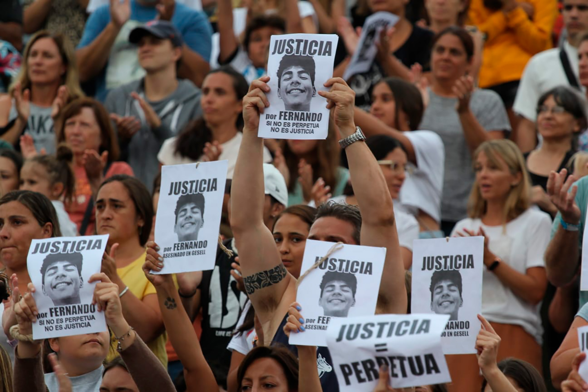 La cara de Fernando se multiplica en los carteles que piden "justicia"

