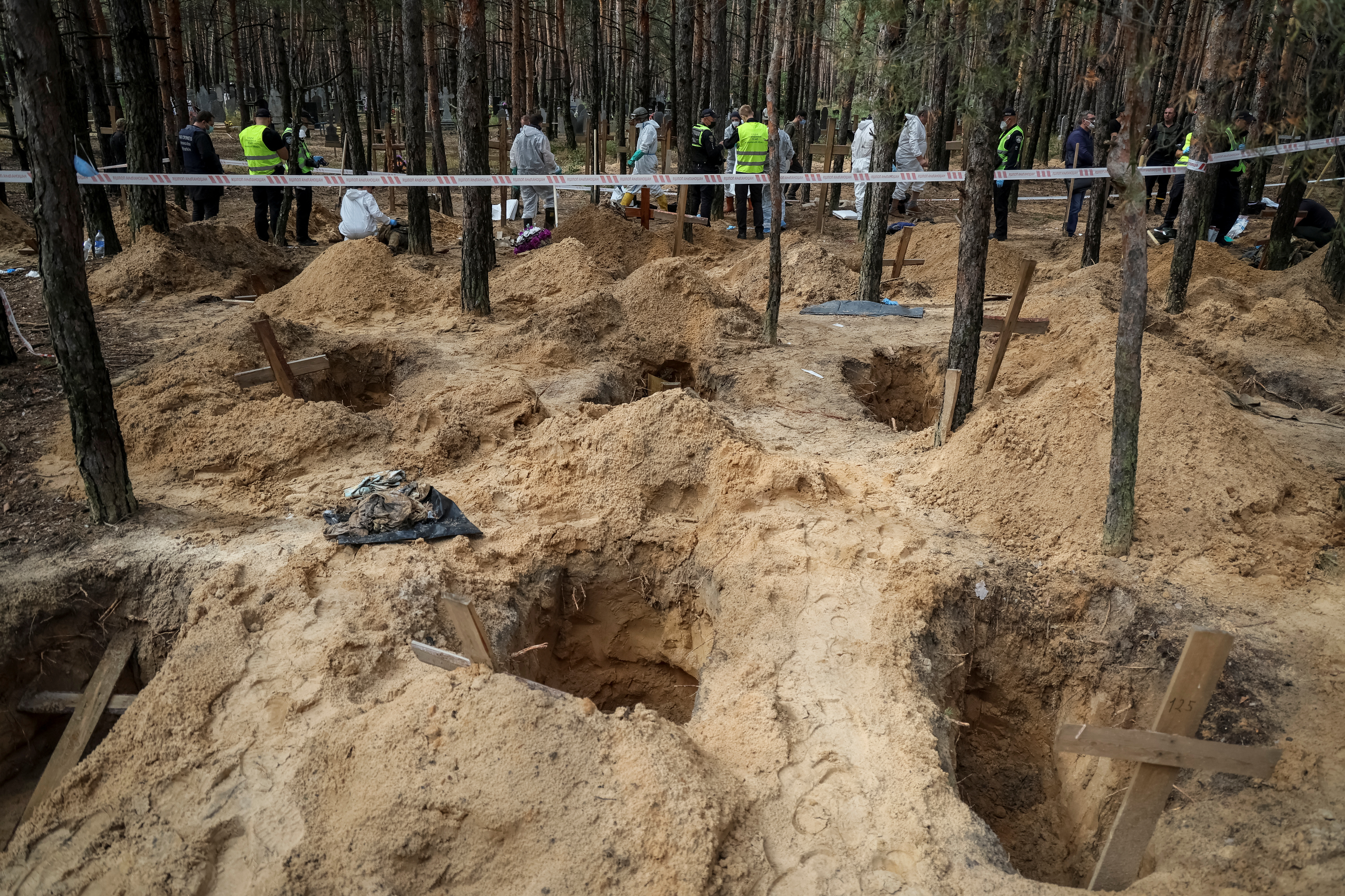 Fosas comunes encontradas en Izium