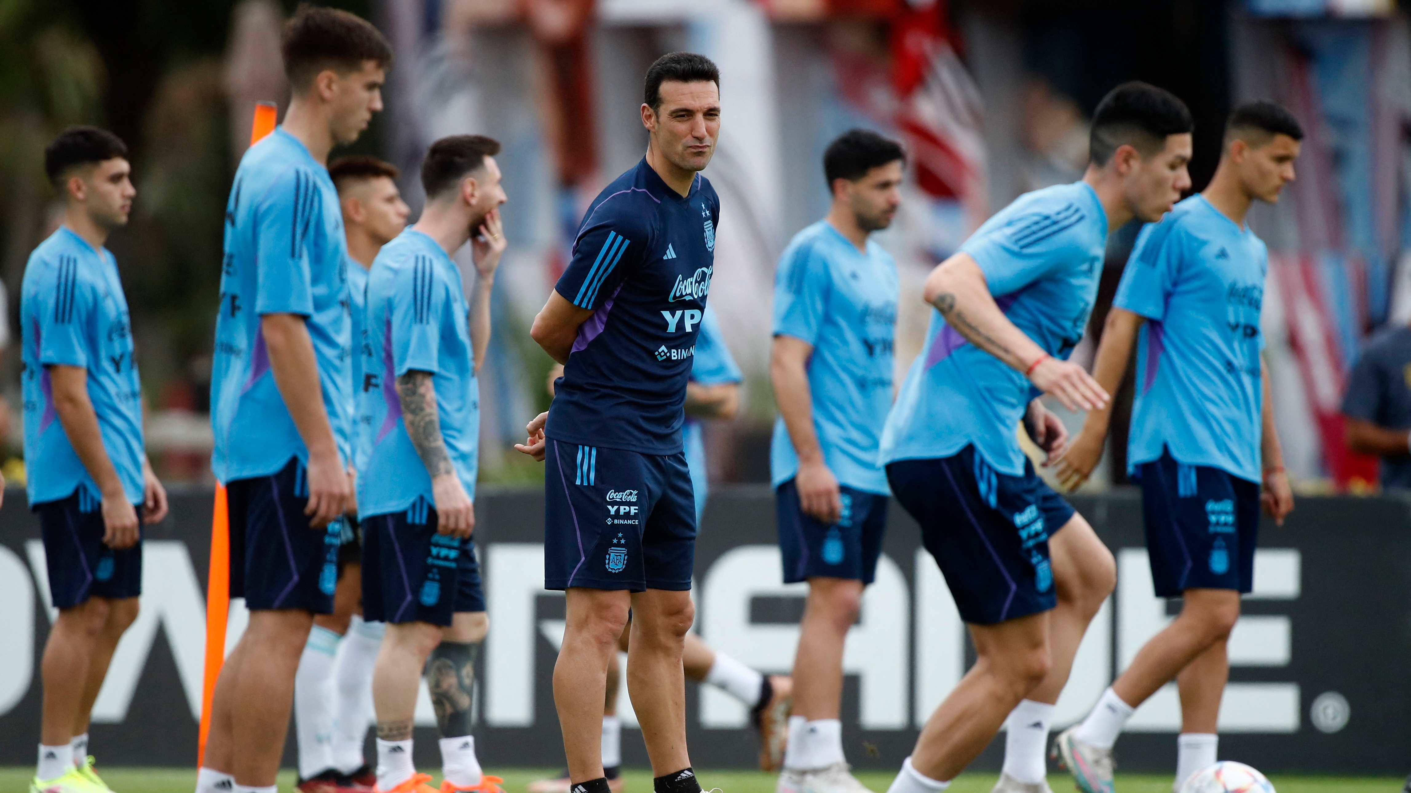 Scaloni durante un entrenamiento (REUTERS/Agustin Marcarian)