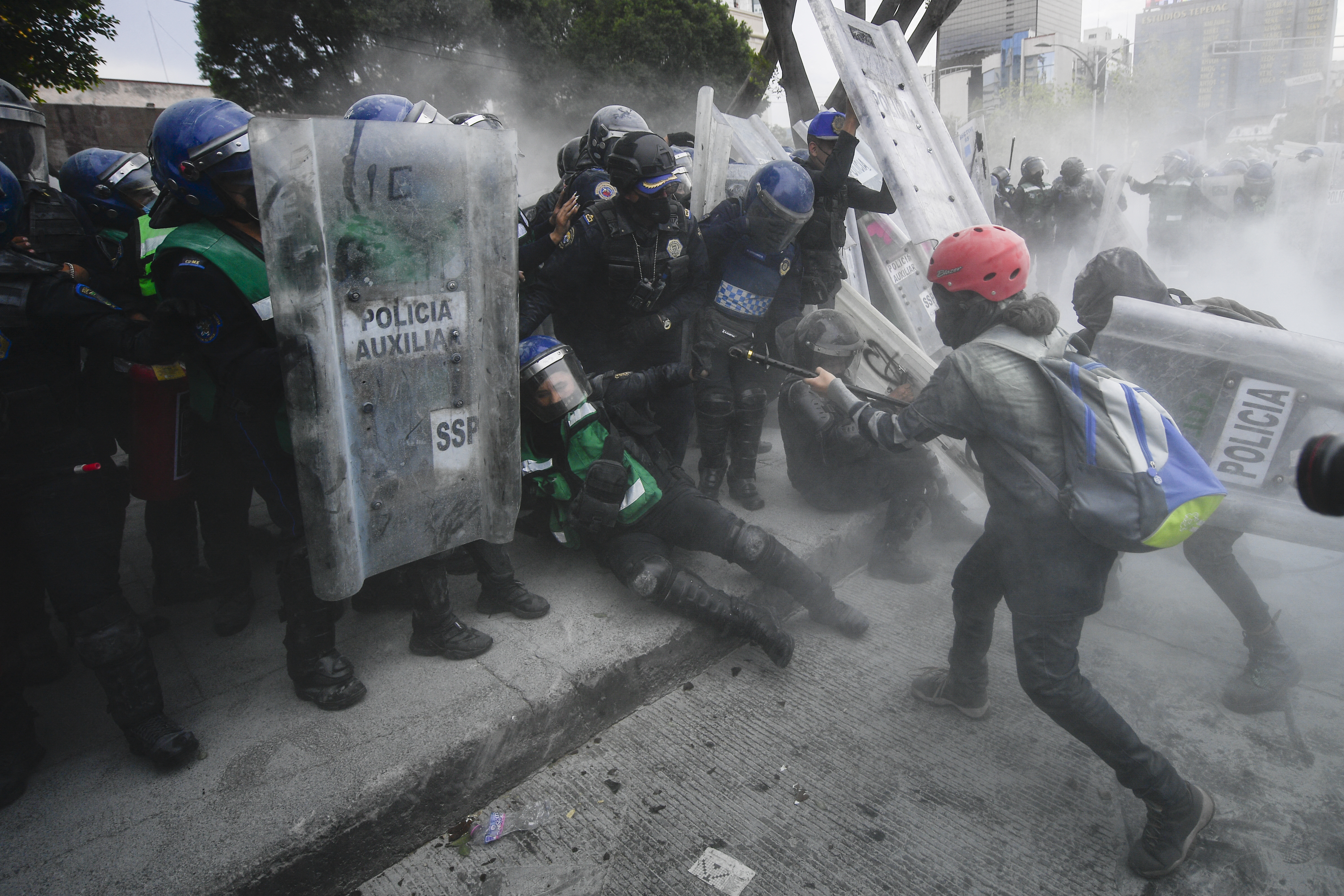 Una investigación arrojó que el gobierno federal ha gastado 250 millones de pesos en gas lacrimógenos y otros objetos para contener protestas y manifestaciones públicas (Foto: Pedro Pardo / AFP)