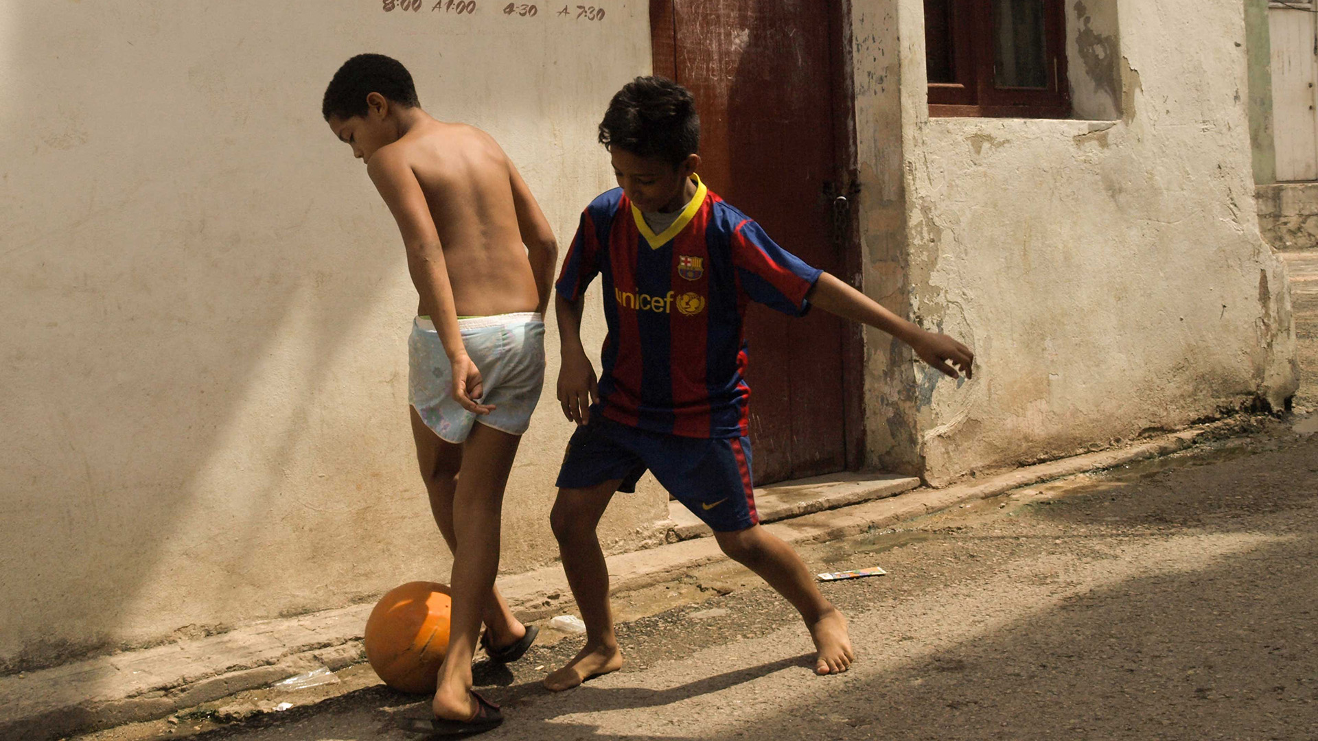 Niños jugando al fútbol en Cuba
