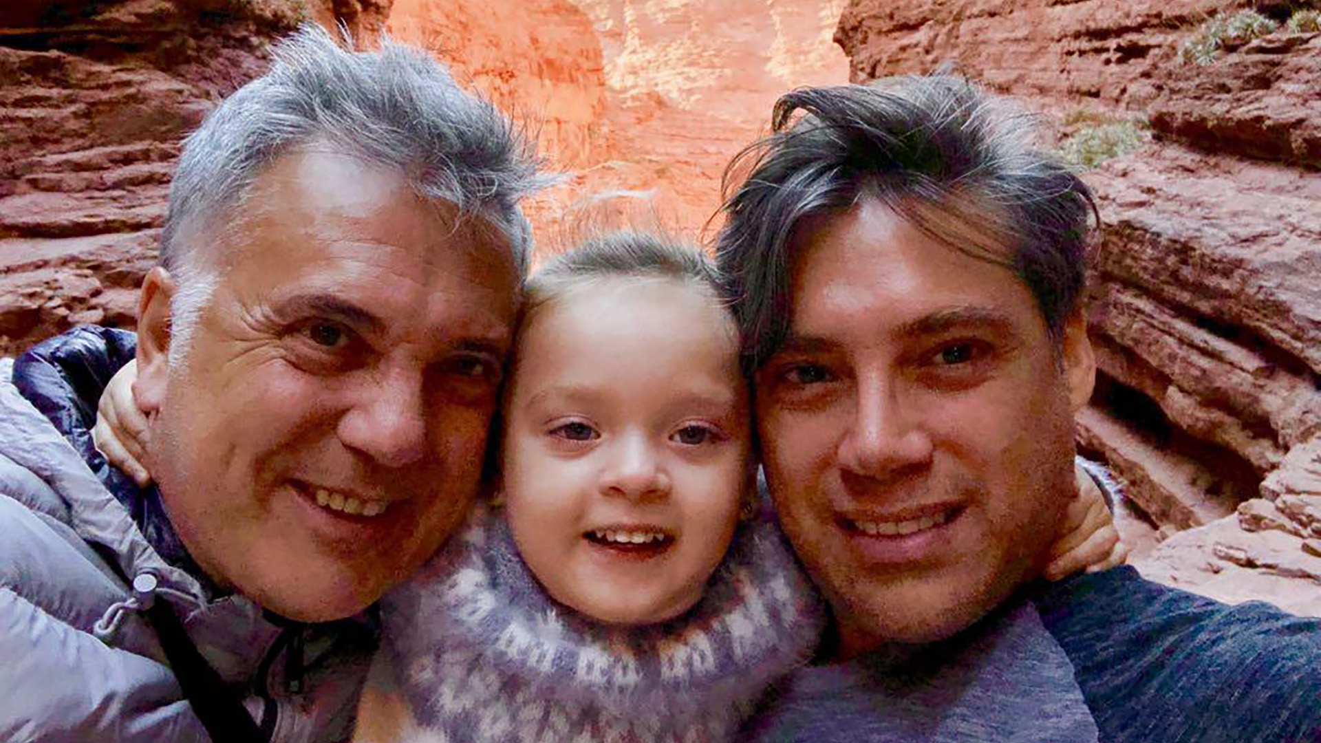 Andrés Galfrascoli y Fabián Núñez junto a su hija Sofía