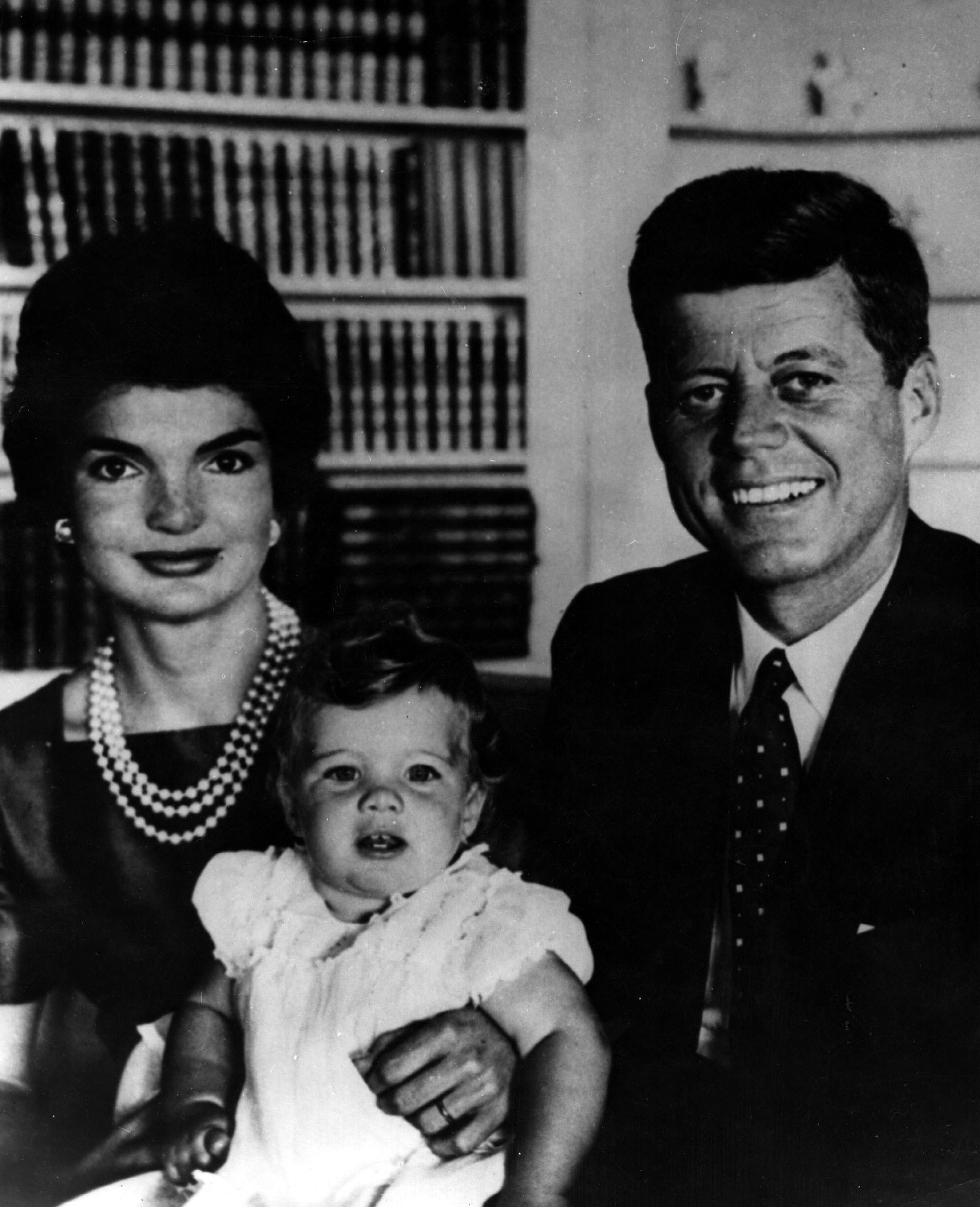 Jackie, John y Caroline, su primera hija (Grosby)
