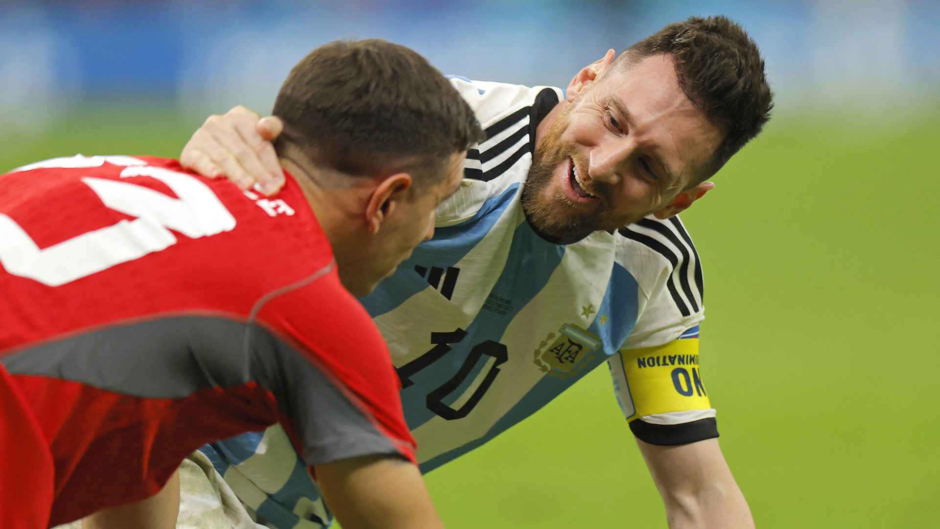 Dibu Martínez y Lionel Messi criticaron duramente la labor del árbitro español Antonio Matheu Lahoz (Photo by Odd ANDERSEN / AFP)
