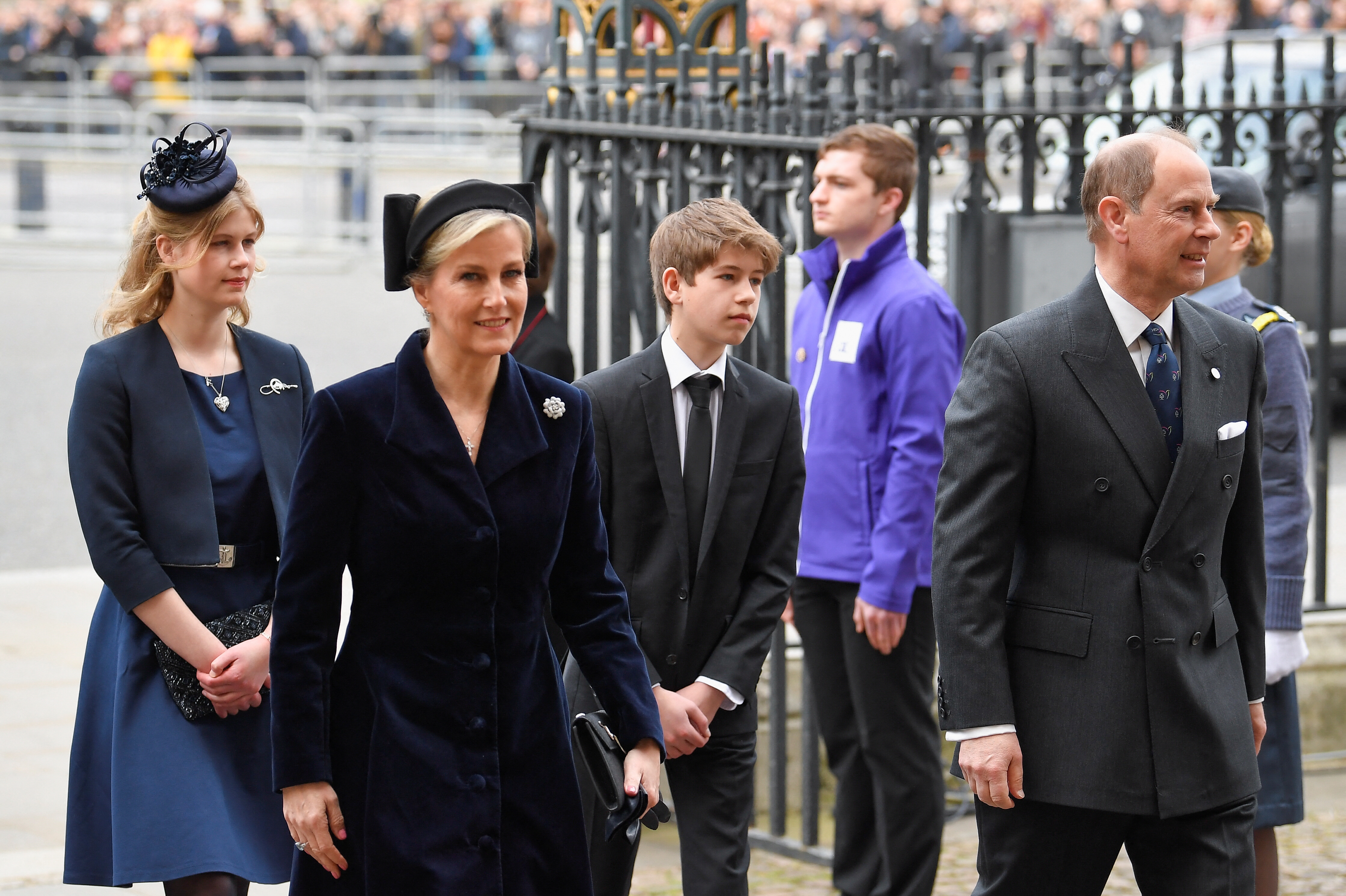 El príncipe Eduardo de Gran Bretaña, conde de Wessex, su esposa Sophie, condesa de Wessex, y sus hijos, Lady Louise Mountbatten-Windsor, y James, vizconde de Severn. REUTERS/Toby Melville