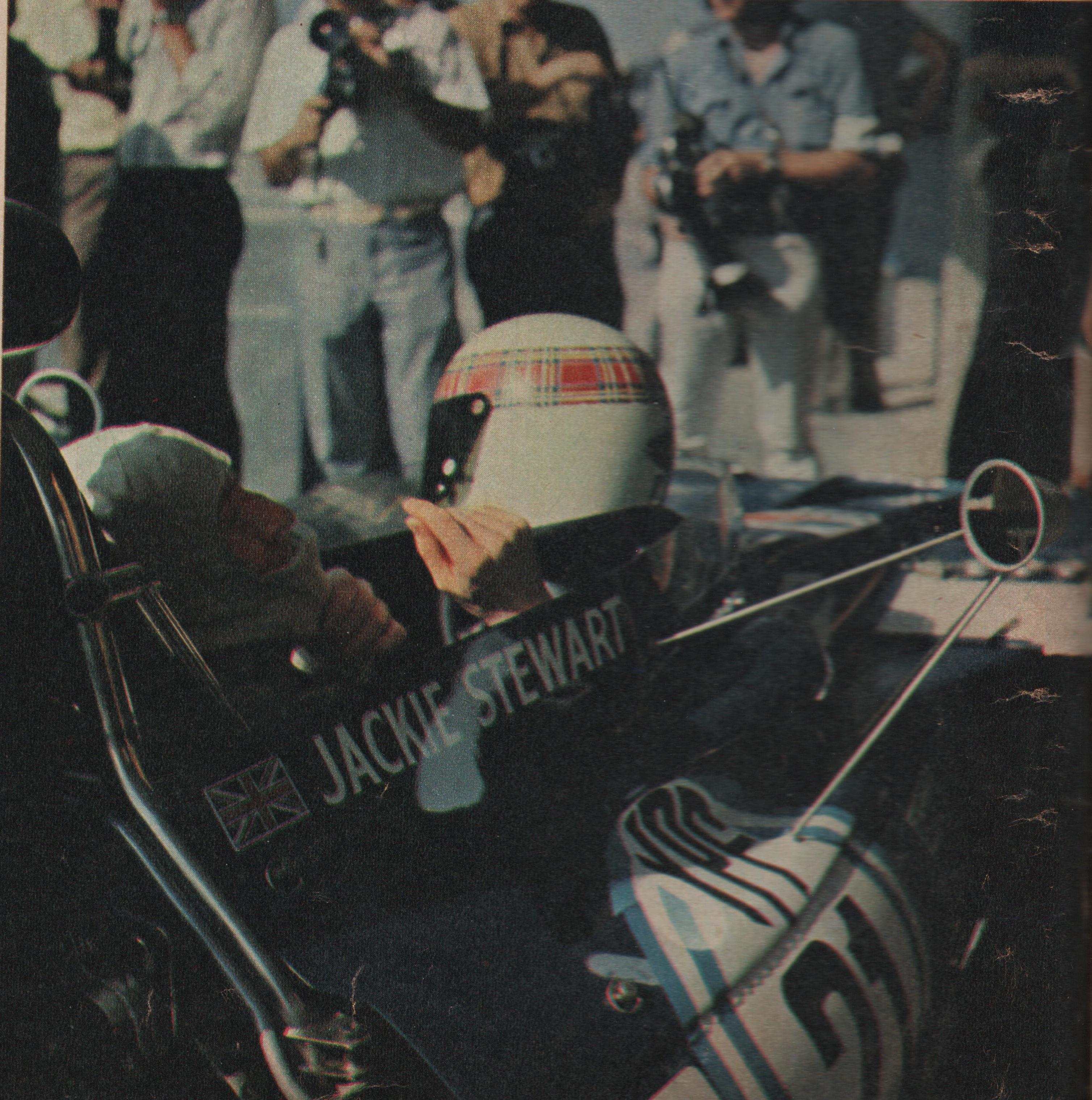 Jackie Stewart en los boxes del Autódromo de Buenos Aires en 1972. La carrera tenía aportes estatales. Nótese la publicidad en el Tyrrell del escocés (Archivo CORSA). 