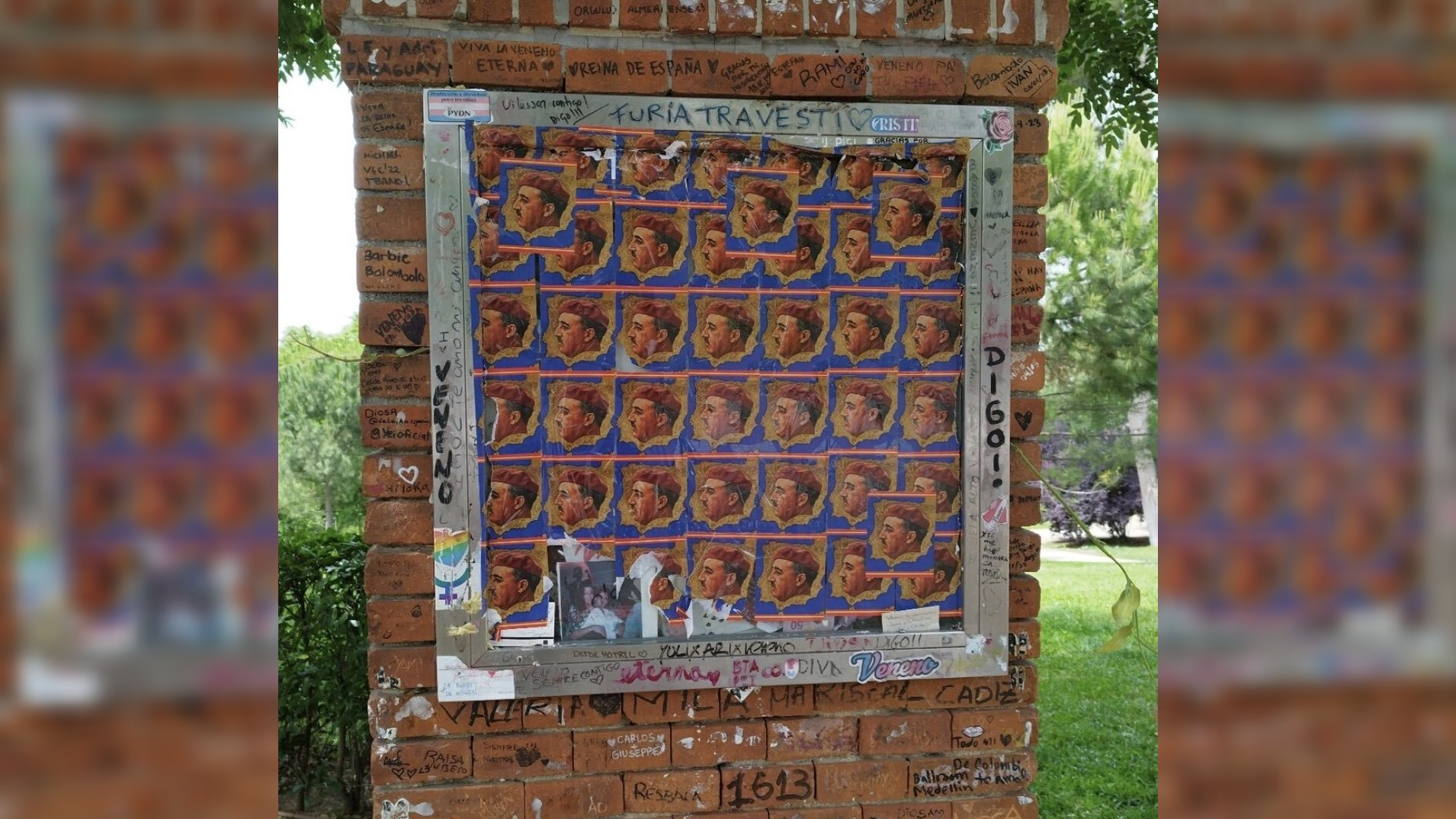 La placa que homenajea a 'La Veneno' en el Parque del Oeste de Madrid, vandalizada con pegatinas de Franco.