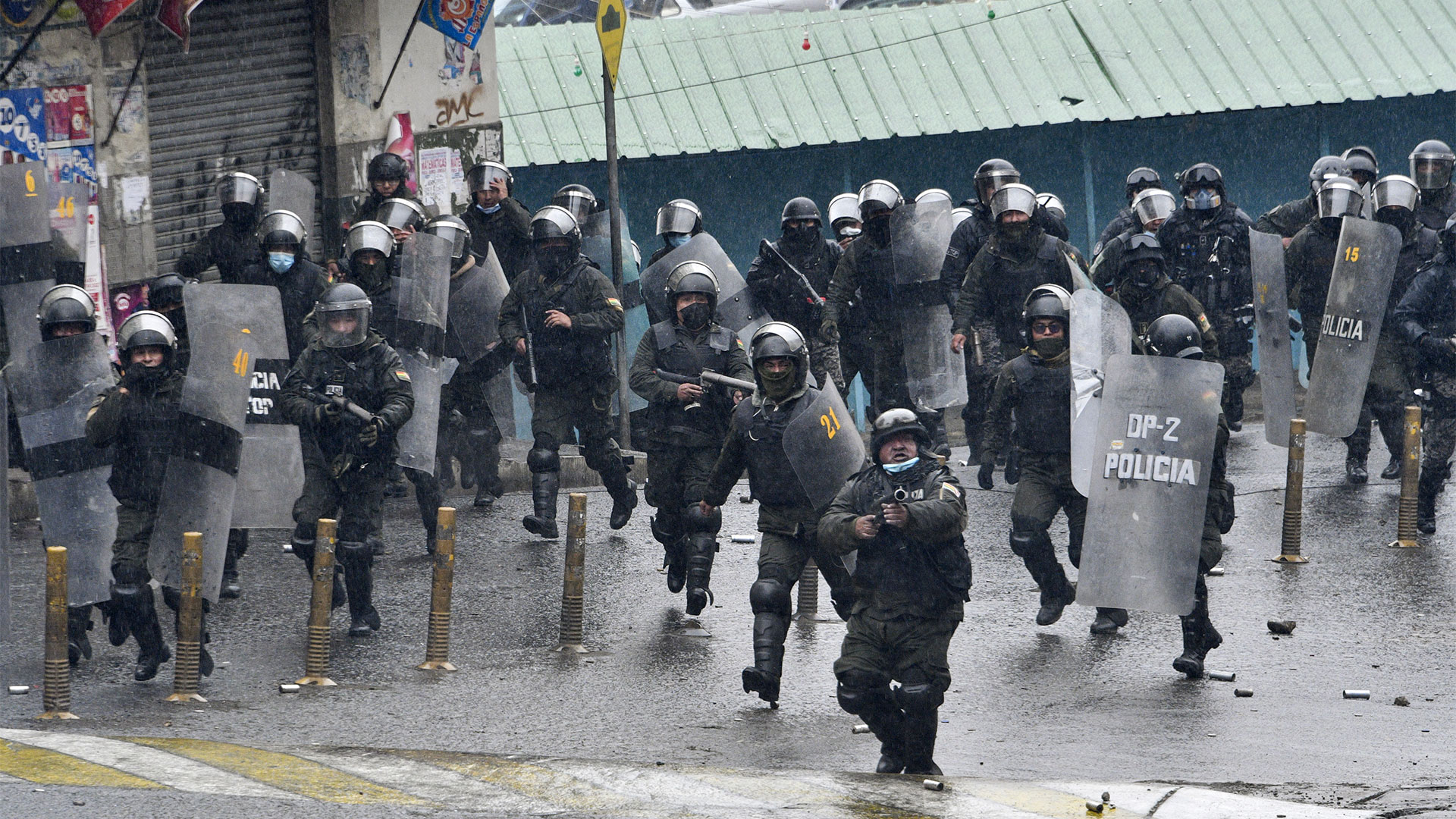 La policía antidisturbios dispara gases lacrimógenos contra los cultivadores de hoja de coca durante una protesta en La Paz, el 8 de agosto de 2022 (Photo by AIZAR RALDES / AFP)