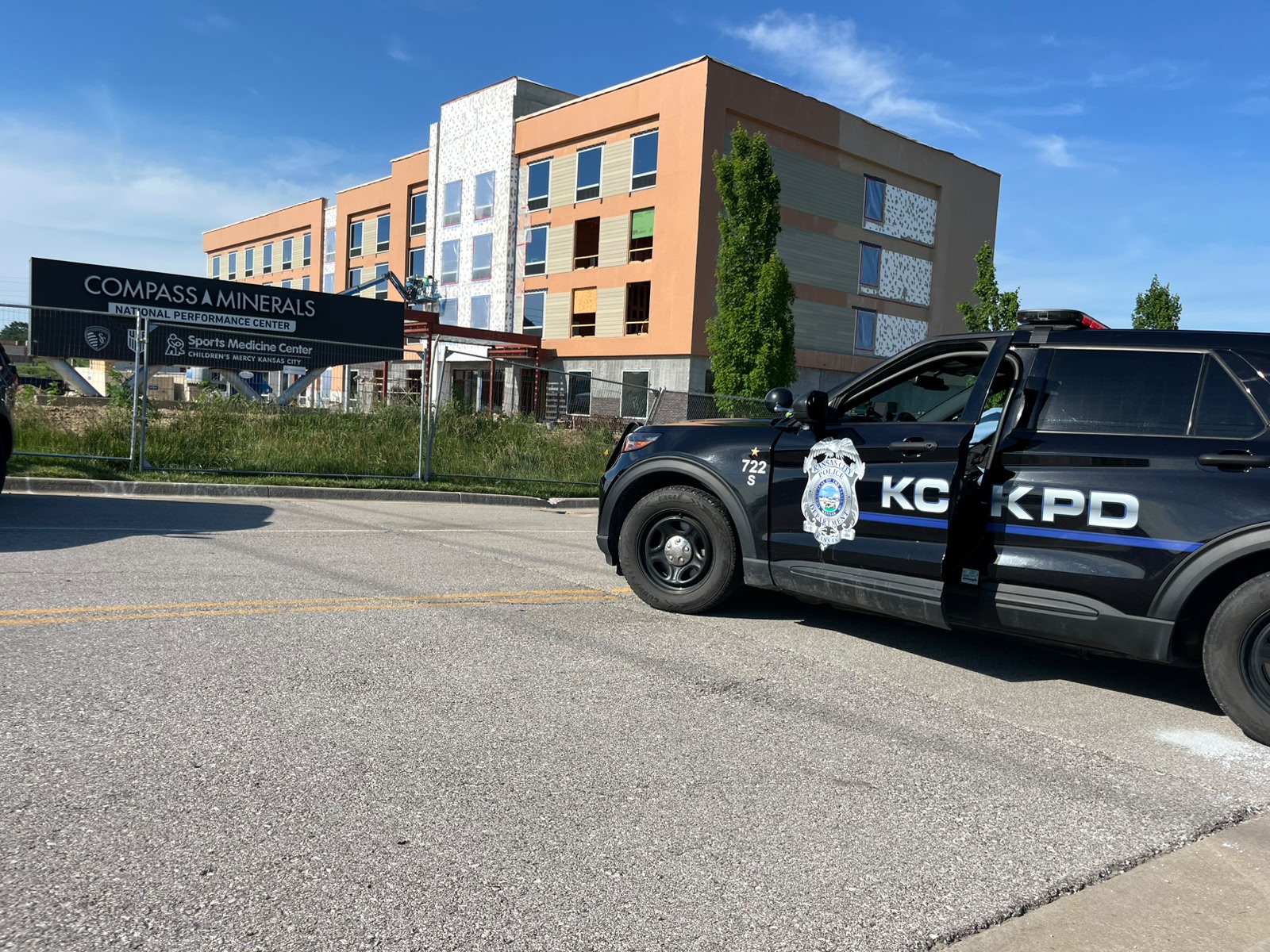 20 patrulleros y 15 motos policiales: las impactantes im&aacute;genes de la burbuja blindada de la Selecci&oacute;n en Kansas City
