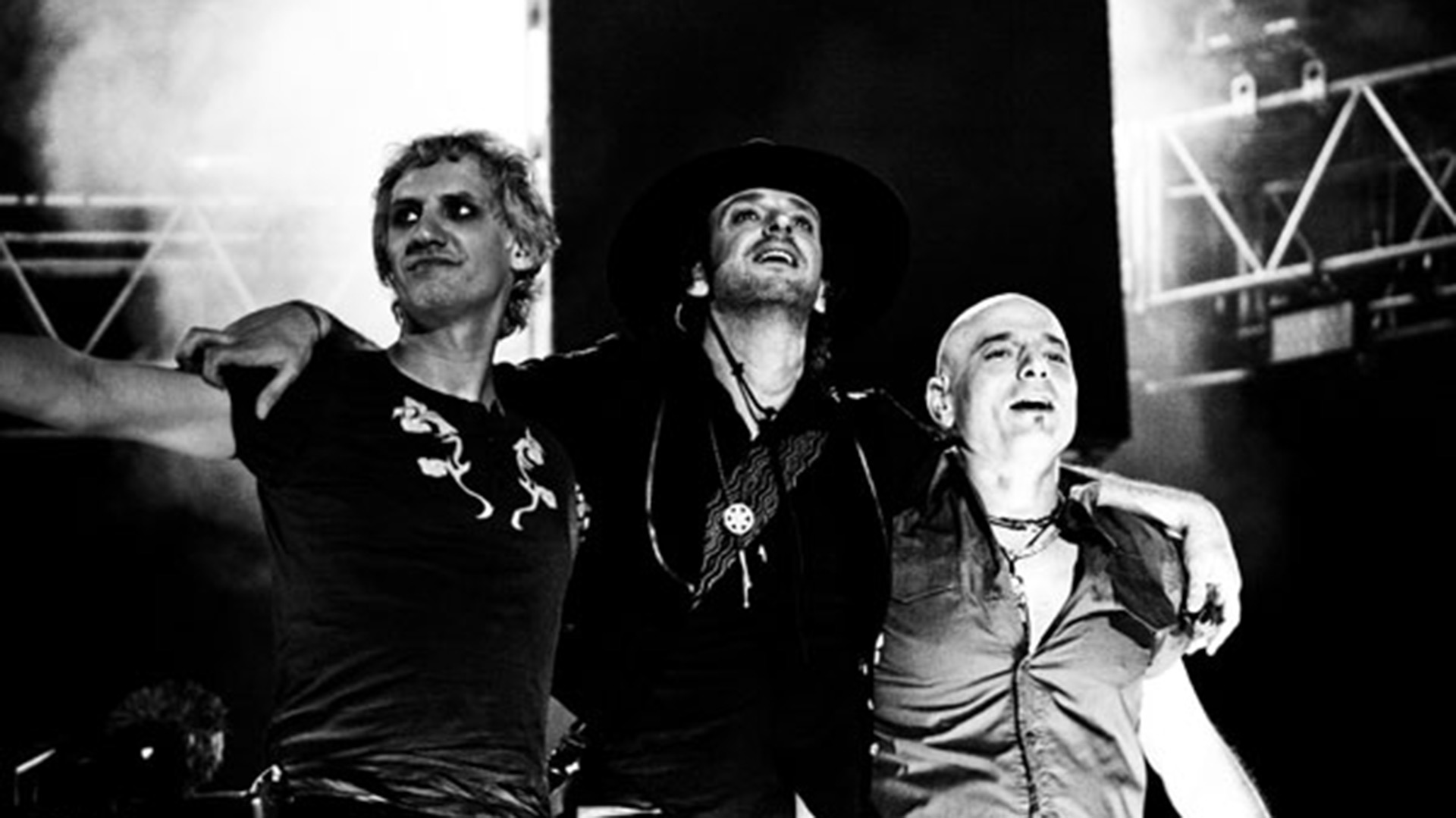 The three Soda at the closing of the second concert, on October 20, 2007. (Photo: Germán Saez – sodastereo.com)