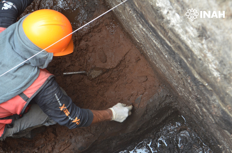 El hallazgo del piso prehispánico se dio a 1.20 metros bajo tierra (Foto: INAH)