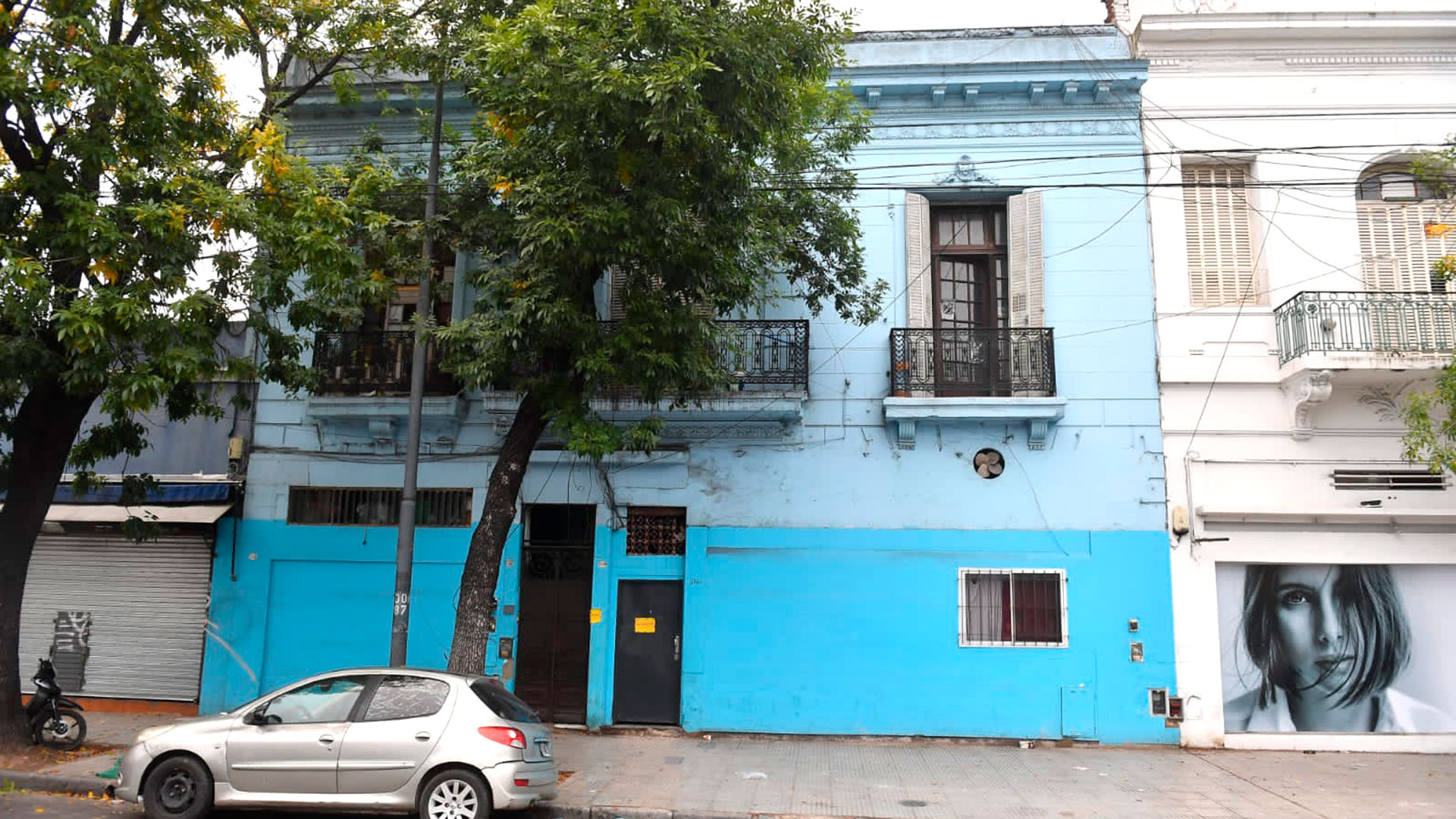 La fachada de la casa ubicada en el barrio porteño de Floresta donde sucedió el derrumbe que ya dejó dos muertos. (Maximiliano Luna)